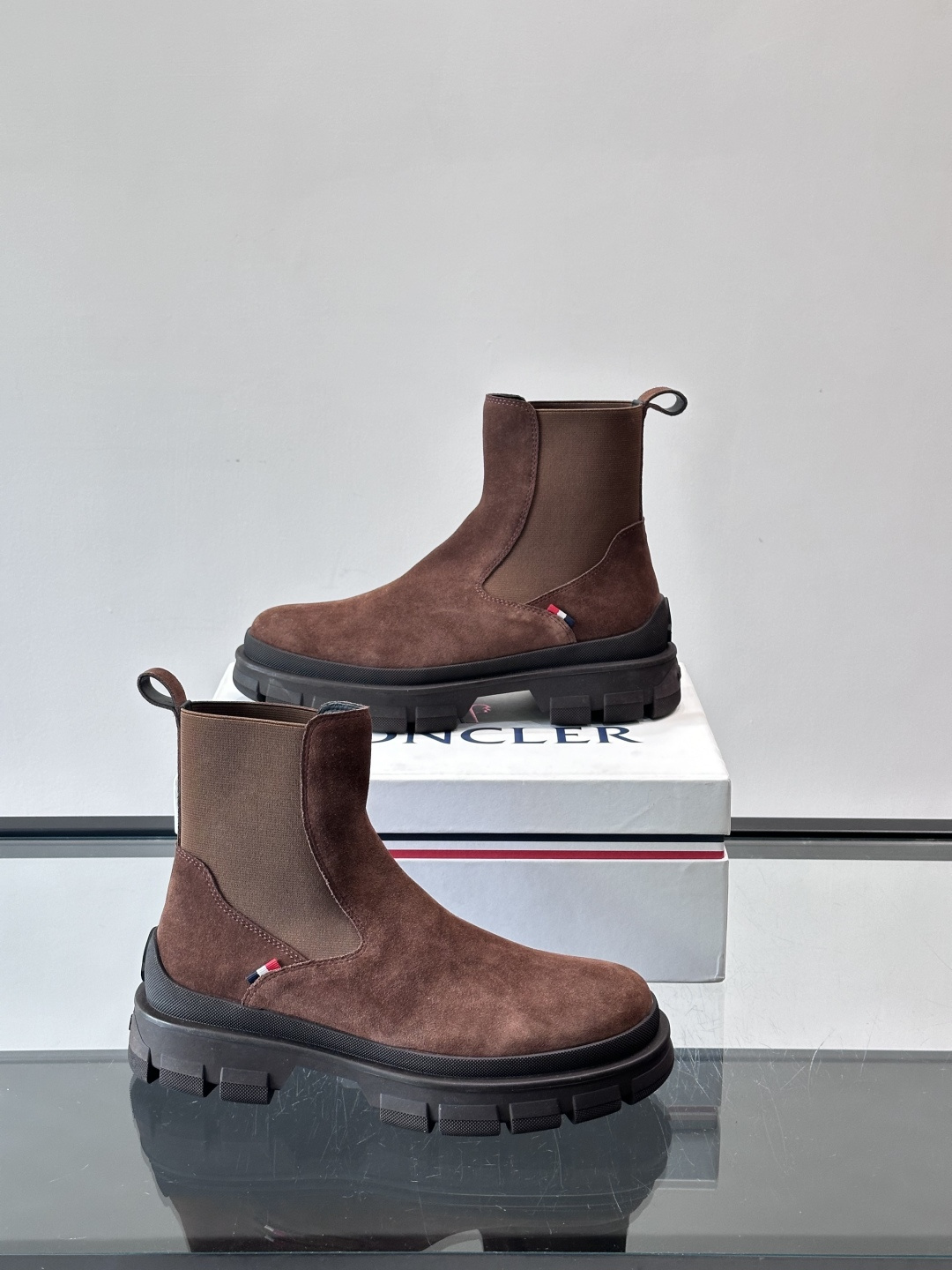 Moncler蒙口秋冬高帮男靴，是个性鲜明的男性单品，采用柔软牛皮制成，户外休闲有范，大底采用TPU+橡