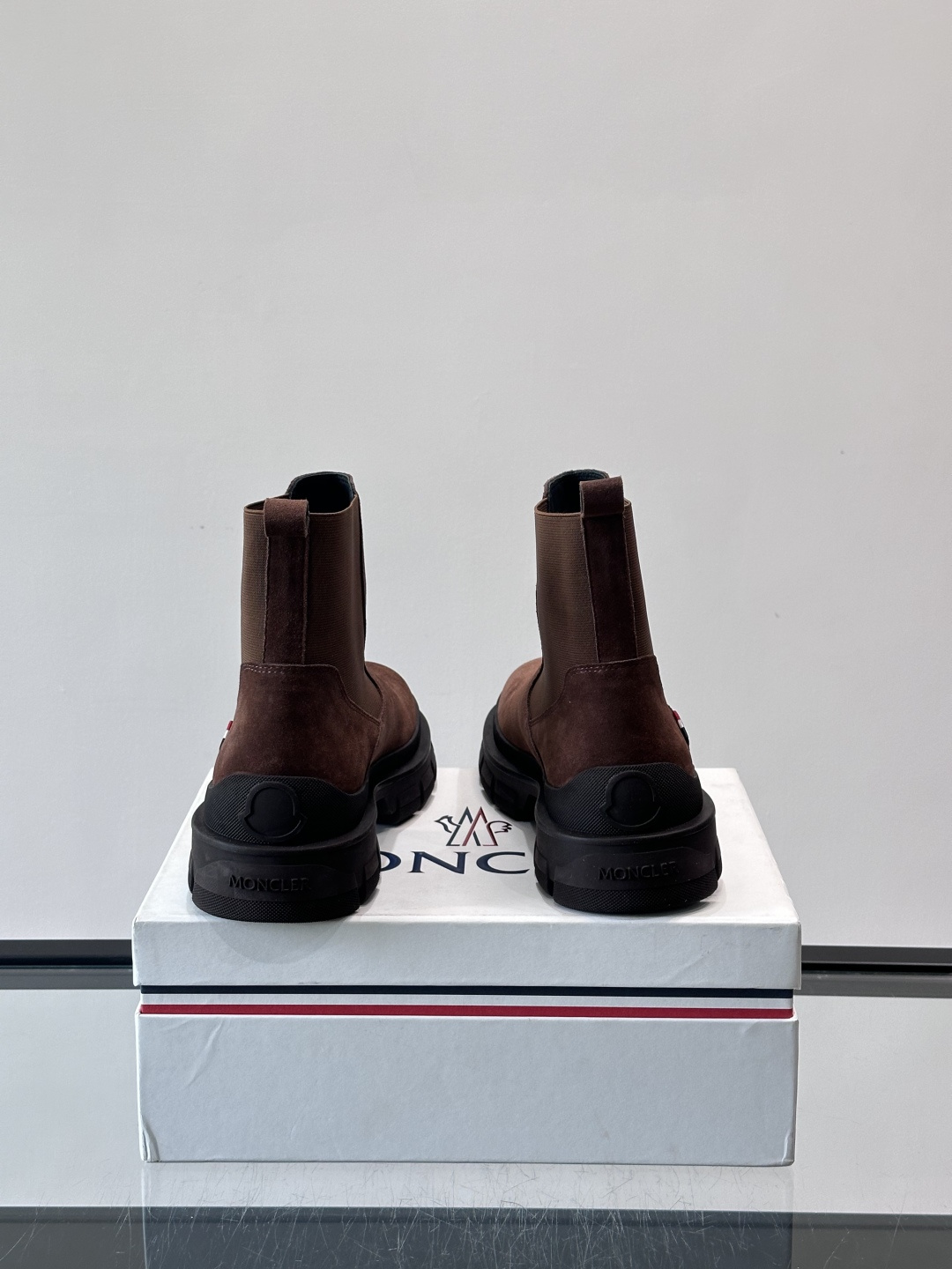 Moncler蒙口秋冬高帮男靴，是个性鲜明的男性单品，采用柔软牛皮制成，户外休闲有范，大底采用TPU+橡