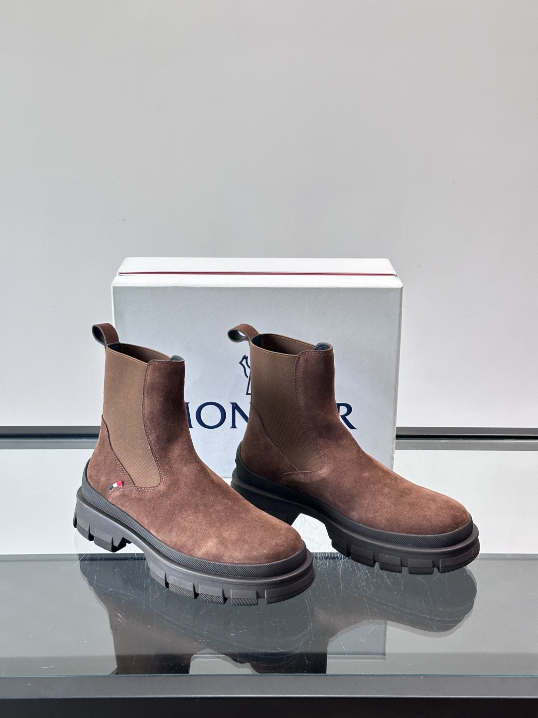 Moncler蒙口秋冬高帮男靴，是个性鲜明的男性单品，采用柔软牛皮制成，户外休闲有范，大底采用TPU+橡