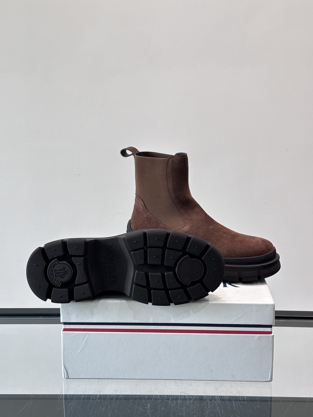 Moncler蒙口秋冬高帮男靴，是个性鲜明的男性单品，采用柔软牛皮制成，户外休闲有范，大底采用TPU+橡