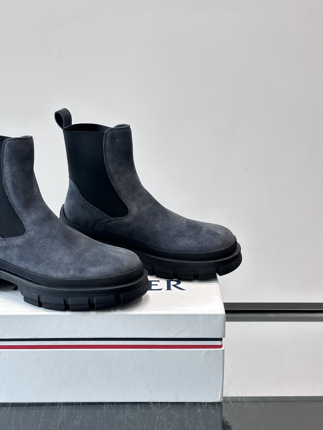 Moncler蒙口秋冬高帮男靴，是个性鲜明的男性单品，采用柔软牛皮制成，户外休闲有范，大底采用TPU+橡