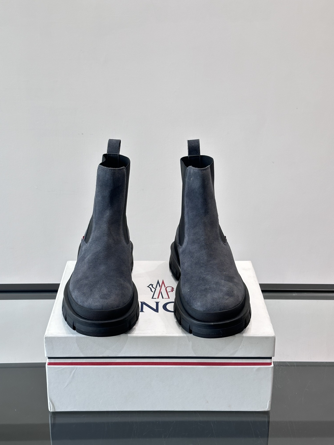 Moncler蒙口秋冬高帮男靴，是个性鲜明的男性单品，采用柔软牛皮制成，户外休闲有范，大底采用TPU+橡