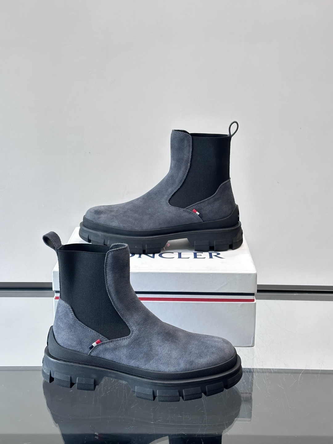 Moncler蒙口秋冬高帮男靴，是个性鲜明的男性单品，采用柔软牛皮制成，户外休闲有范，大底采用TPU+橡