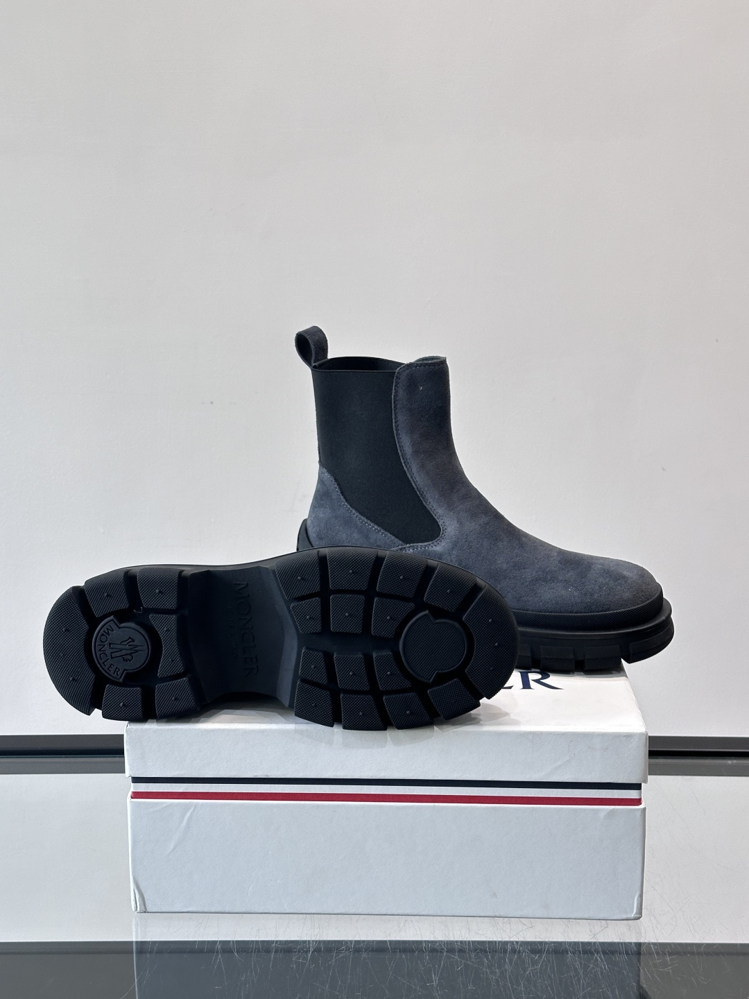 Moncler蒙口秋冬高帮男靴，是个性鲜明的男性单品，采用柔软牛皮制成，户外休闲有范，大底采用TPU+橡