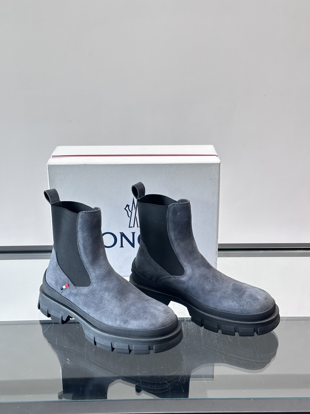 Moncler蒙口秋冬高帮男靴，是个性鲜明的男性单品，采用柔软牛皮制成，户外休闲有范，大底采用TPU+橡