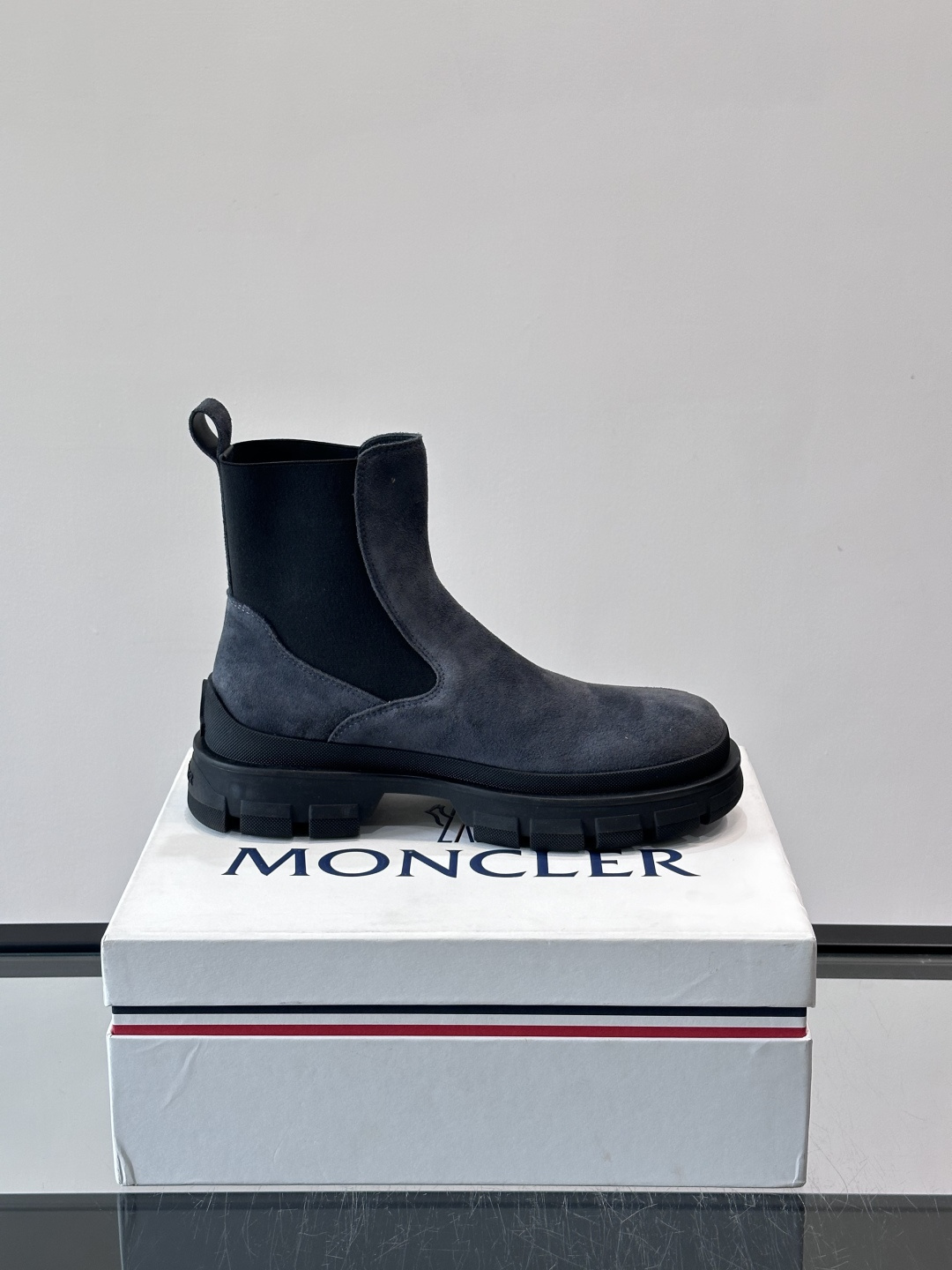 Moncler蒙口秋冬高帮男靴，是个性鲜明的男性单品，采用柔软牛皮制成，户外休闲有范，大底采用TPU+橡