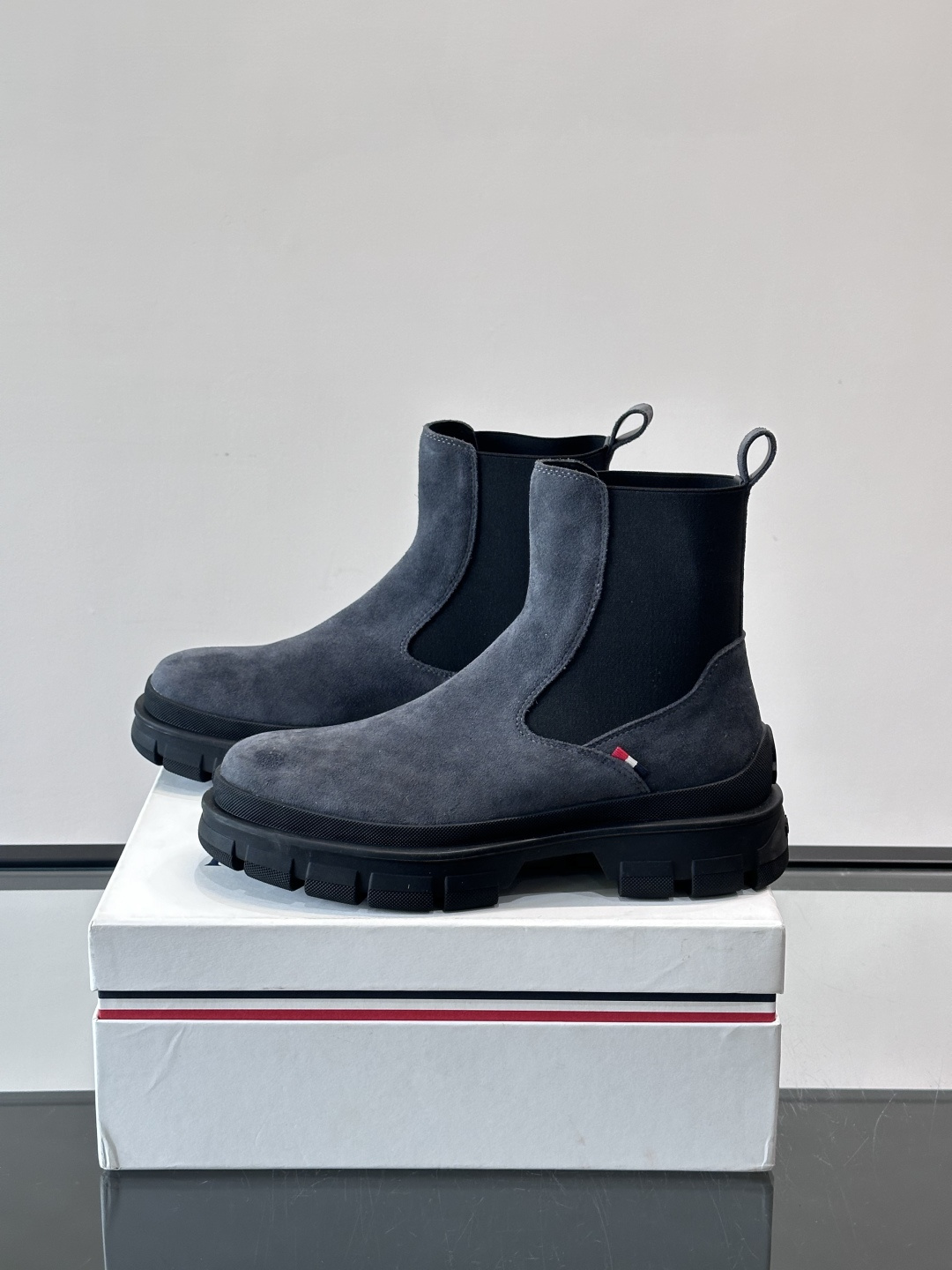 Moncler蒙口秋冬高帮男靴，是个性鲜明的男性单品，采用柔软牛皮制成，户外休闲有范，大底采用TPU+橡