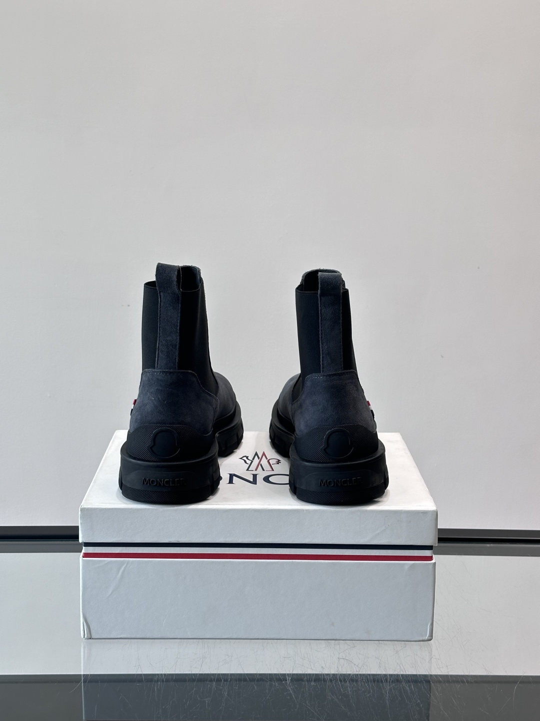 Moncler蒙口秋冬高帮男靴，是个性鲜明的男性单品，采用柔软牛皮制成，户外休闲有范，大底采用TPU+橡