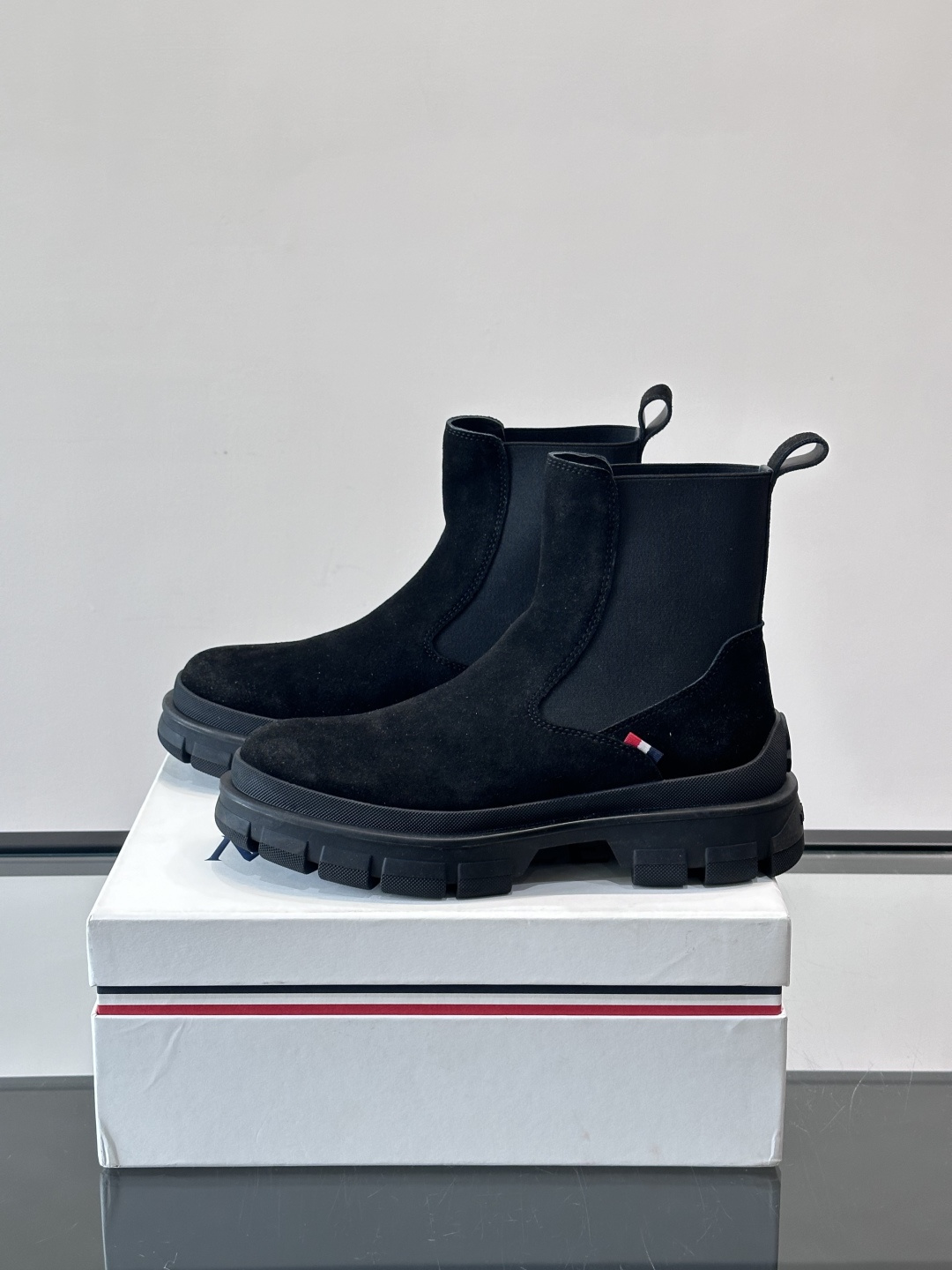 Moncler蒙口秋冬高帮男靴，是个性鲜明的男性单品，采用柔软牛皮制成，户外休闲有范，大底采用TPU+橡