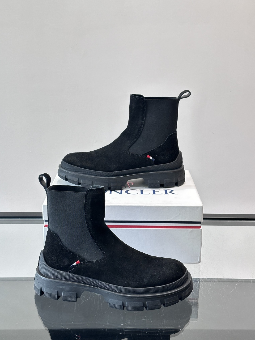 Moncler蒙口秋冬高帮男靴，是个性鲜明的男性单品，采用柔软牛皮制成，户外休闲有范，大底采用TPU+橡