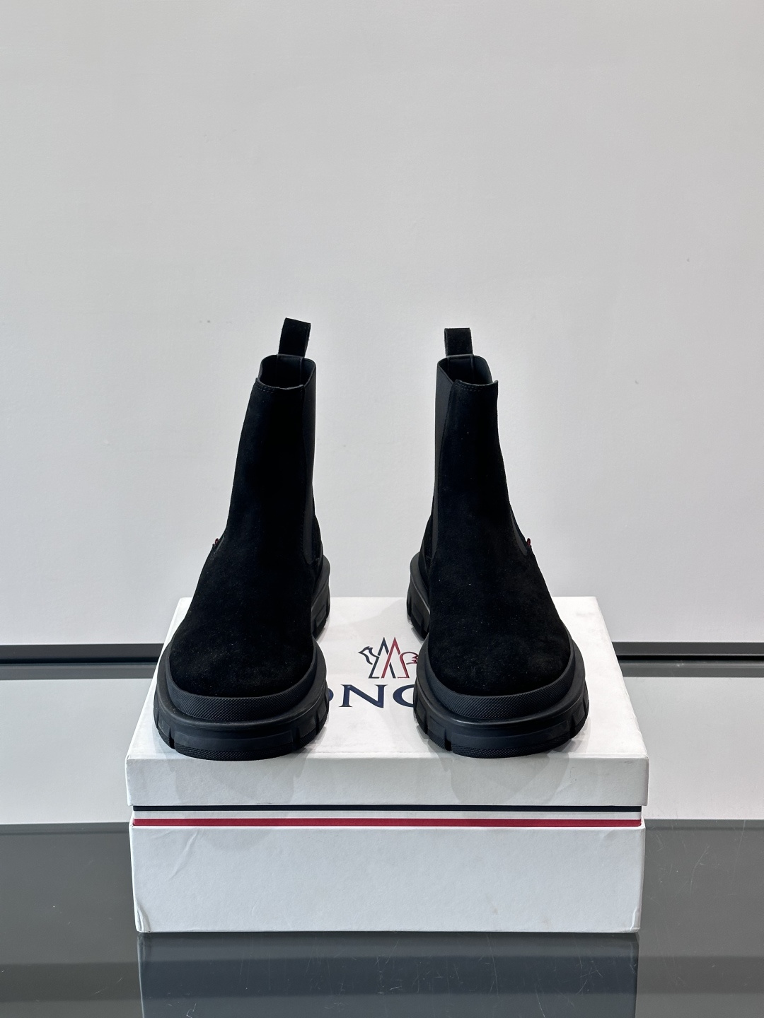 Moncler蒙口秋冬高帮男靴，是个性鲜明的男性单品，采用柔软牛皮制成，户外休闲有范，大底采用TPU+橡