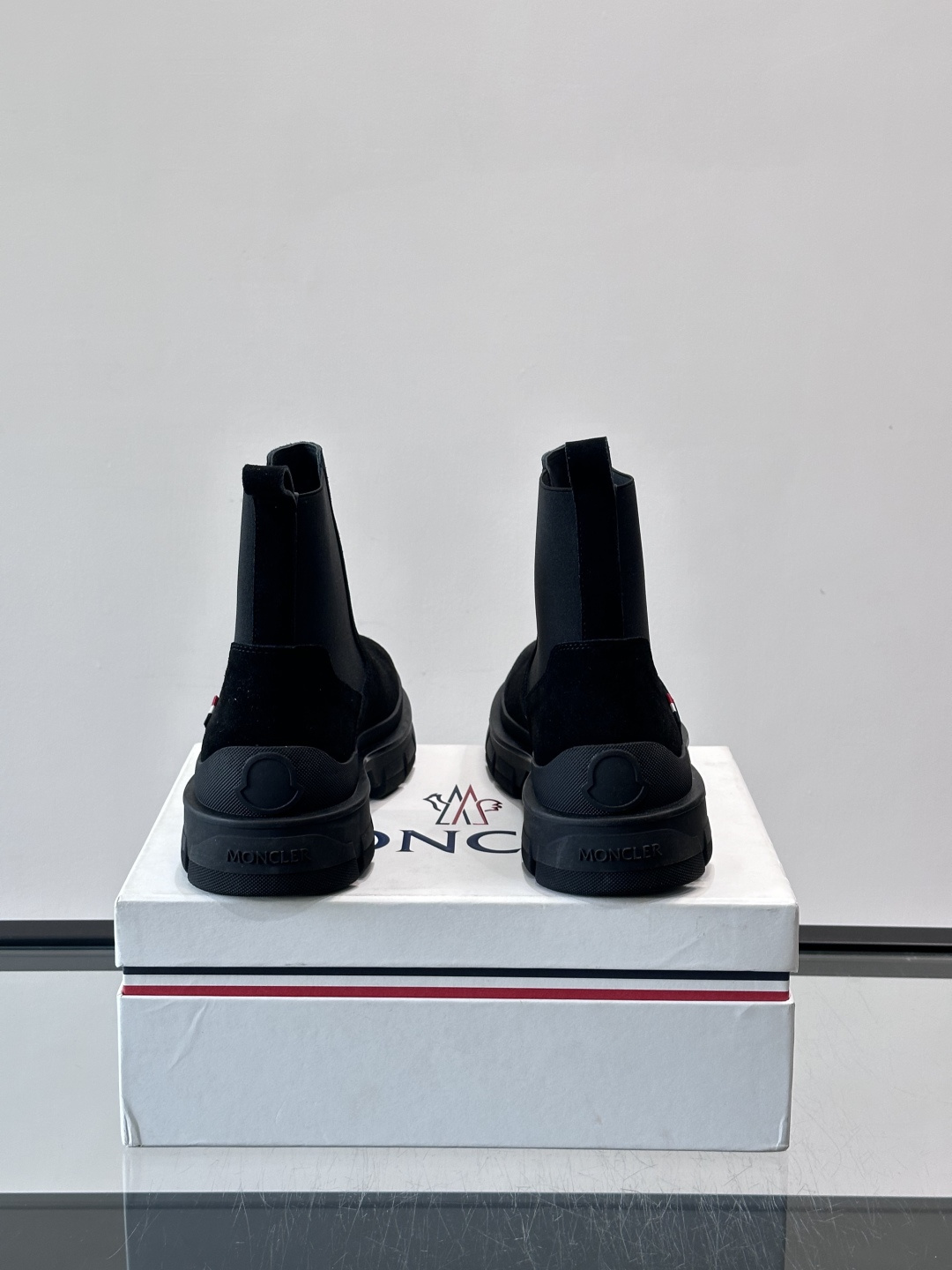 Moncler蒙口秋冬高帮男靴，是个性鲜明的男性单品，采用柔软牛皮制成，户外休闲有范，大底采用TPU+橡