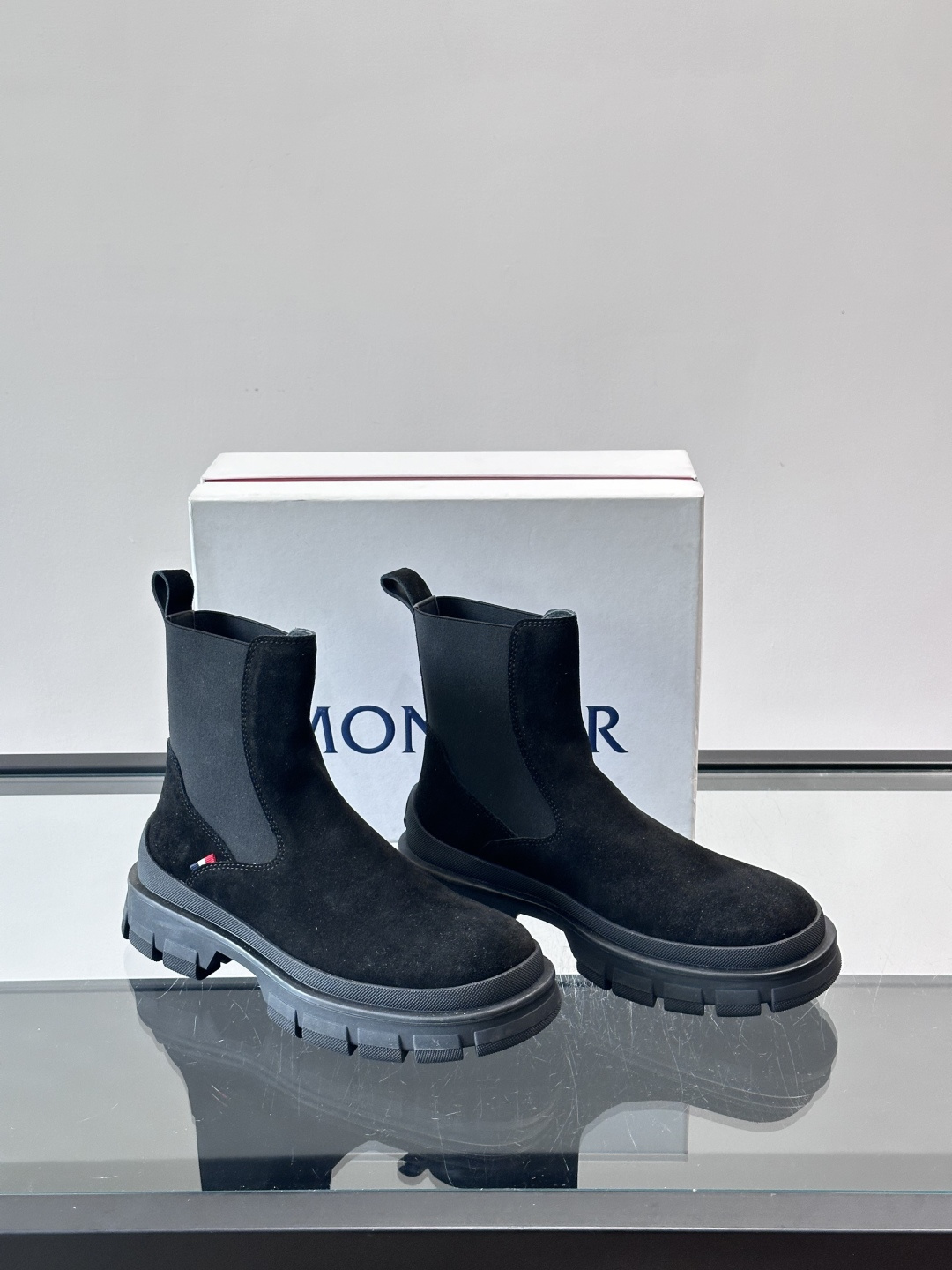 Moncler蒙口秋冬高帮男靴，是个性鲜明的男性单品，采用柔软牛皮制成，户外休闲有范，大底采用TPU+橡