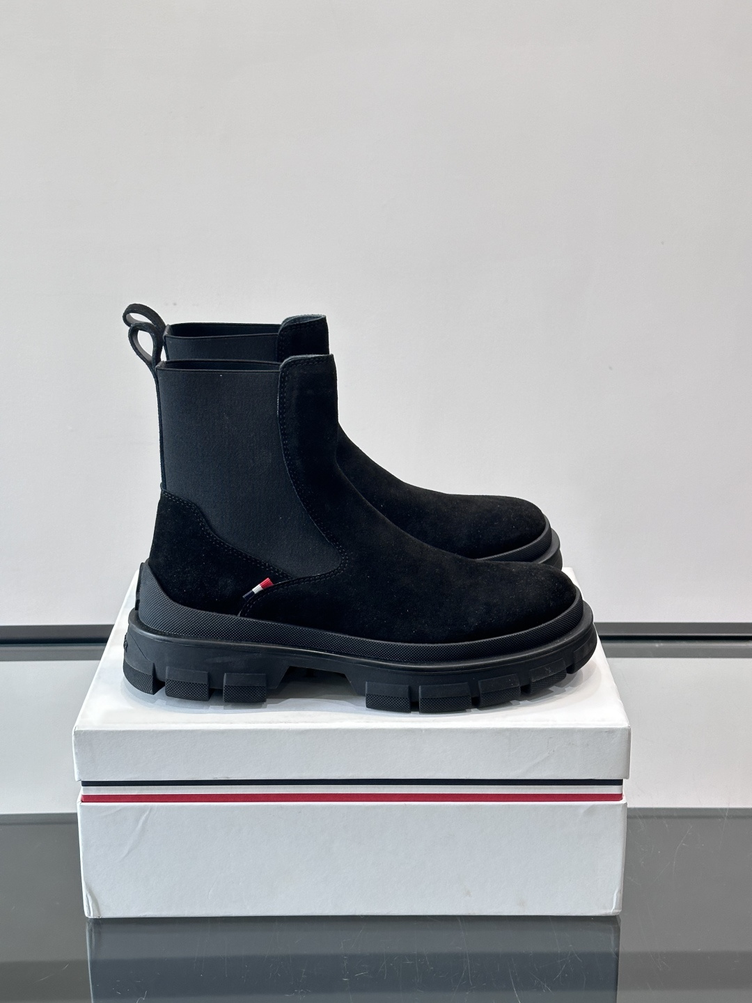 Moncler蒙口秋冬高帮男靴，是个性鲜明的男性单品，采用柔软牛皮制成，户外休闲有范，大底采用TPU+橡