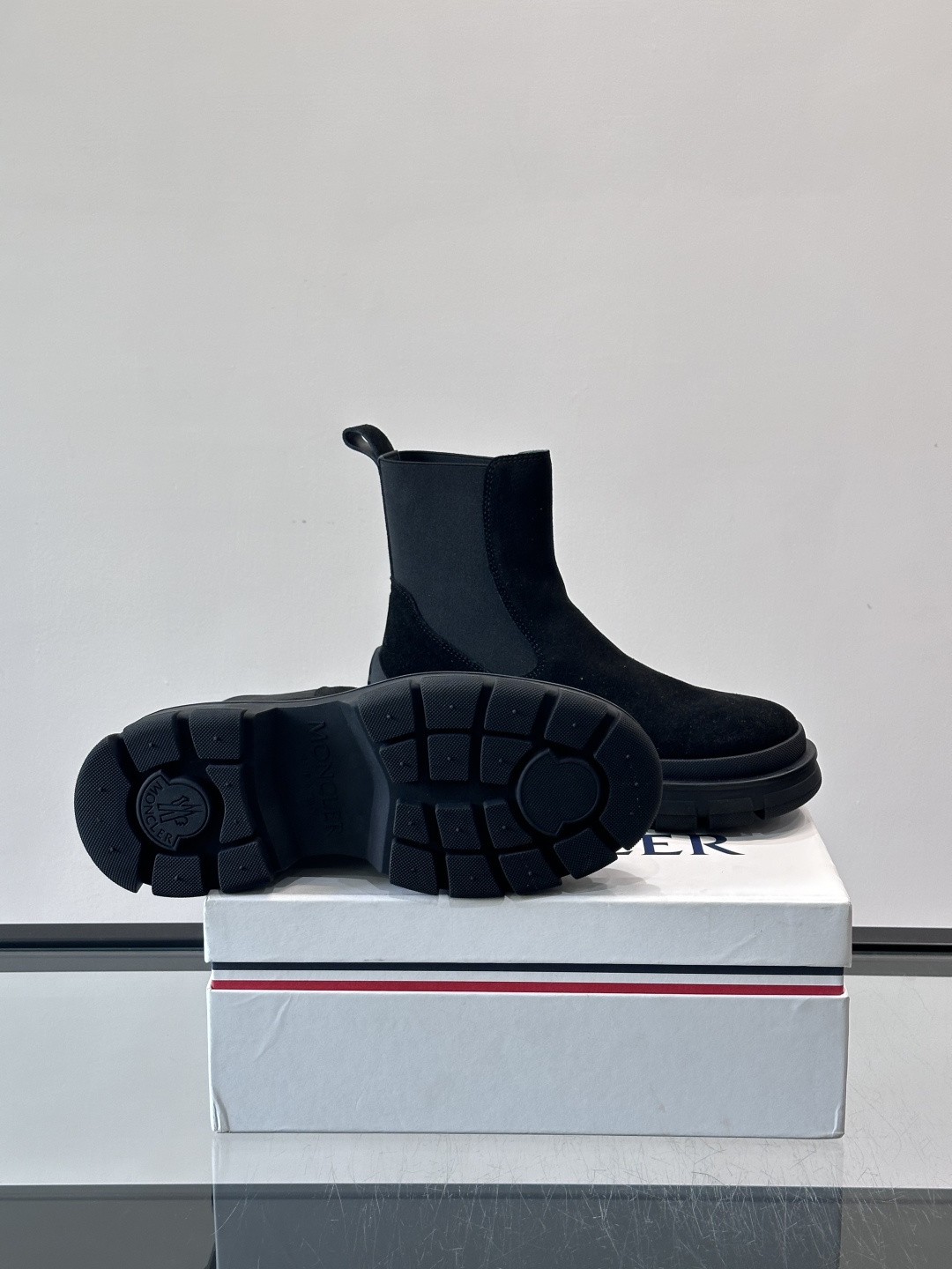 Moncler蒙口秋冬高帮男靴，是个性鲜明的男性单品，采用柔软牛皮制成，户外休闲有范，大底采用TPU+橡