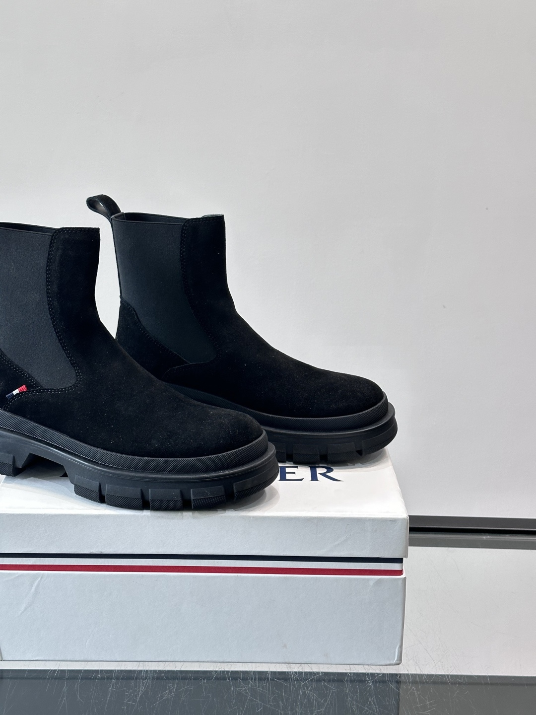 Moncler蒙口秋冬高帮男靴，是个性鲜明的男性单品，采用柔软牛皮制成，户外休闲有范，大底采用TPU+橡