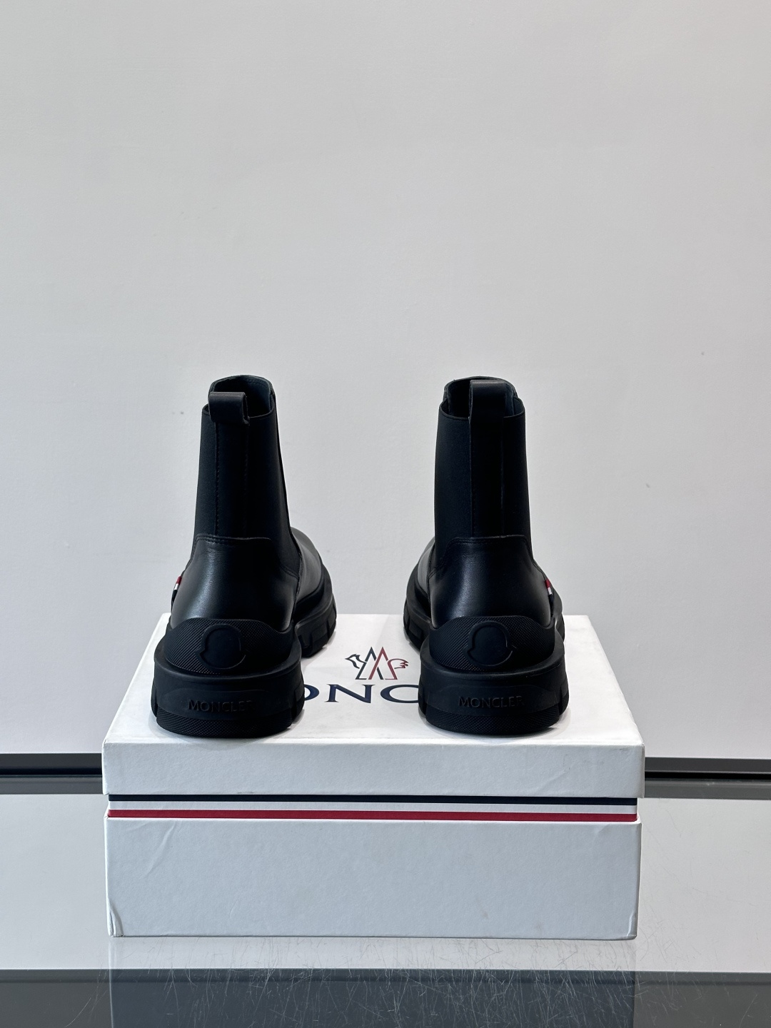 Moncler蒙口秋冬高帮男靴，是个性鲜明的男性单品，采用柔软牛皮制成，户外休闲有范，大底采用TPU+橡