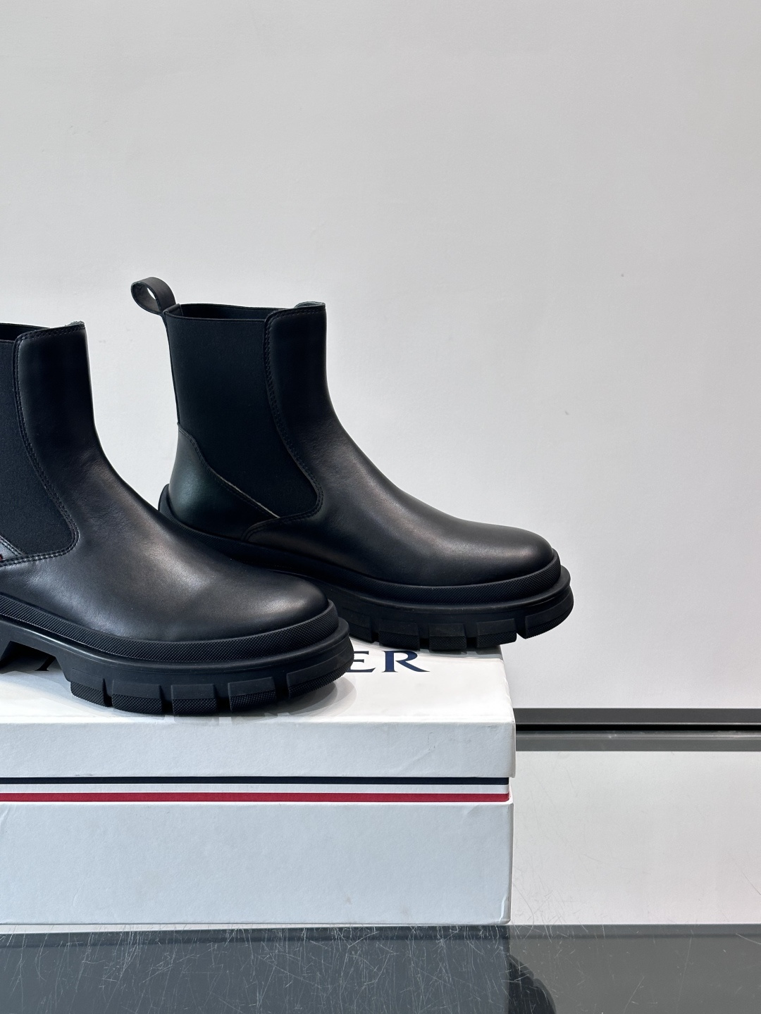 Moncler蒙口秋冬高帮男靴，是个性鲜明的男性单品，采用柔软牛皮制成，户外休闲有范，大底采用TPU+橡