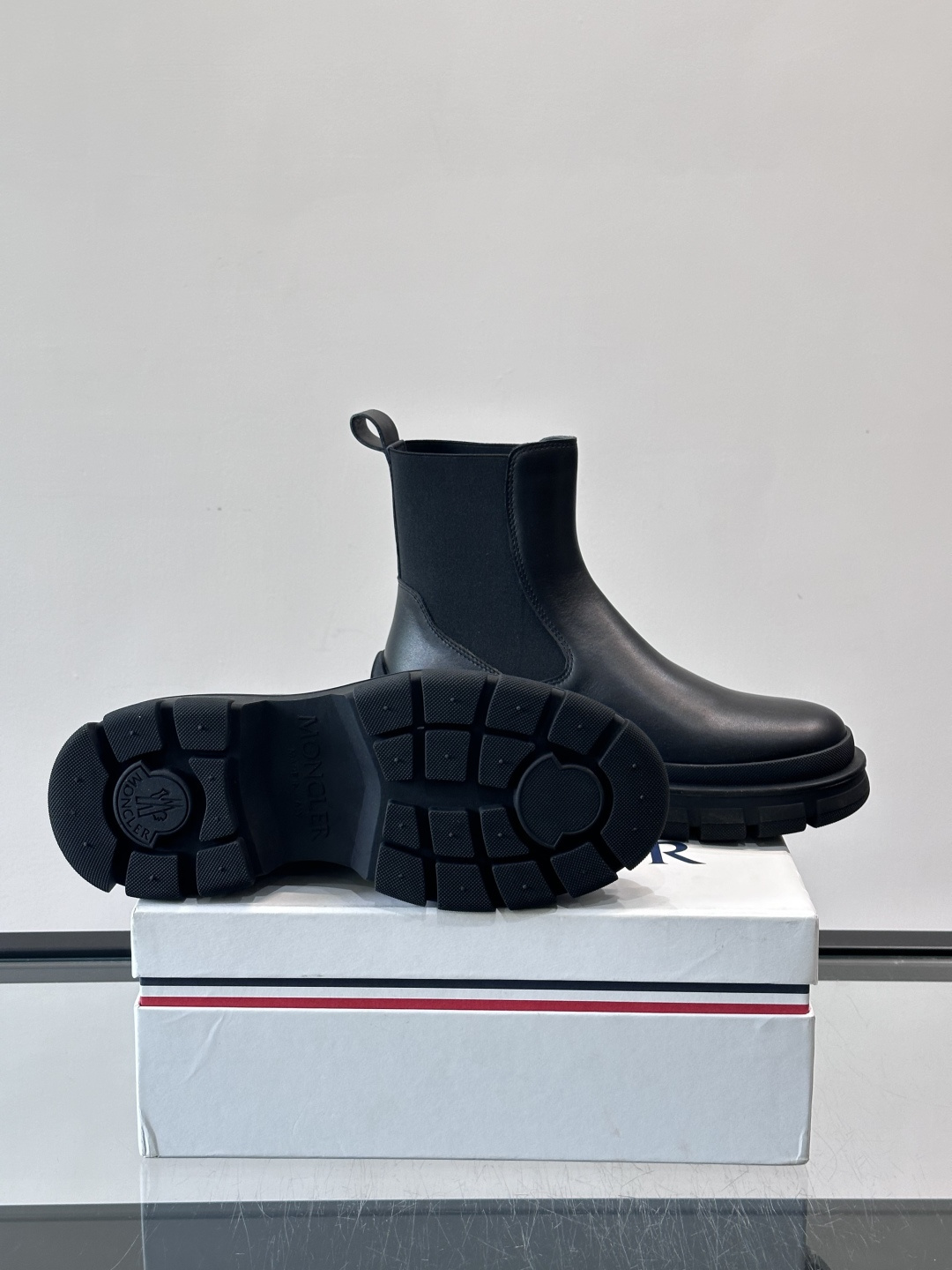 Moncler蒙口秋冬高帮男靴，是个性鲜明的男性单品，采用柔软牛皮制成，户外休闲有范，大底采用TPU+橡