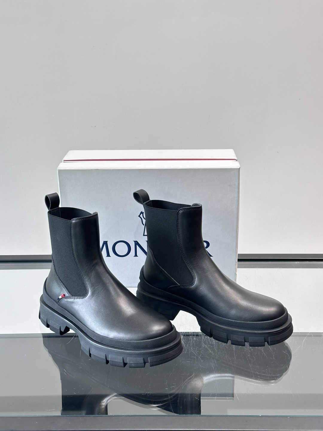 Moncler蒙口秋冬高帮男靴，是个性鲜明的男性单品，采用柔软牛皮制成，户外休闲有范，大底采用TPU+橡