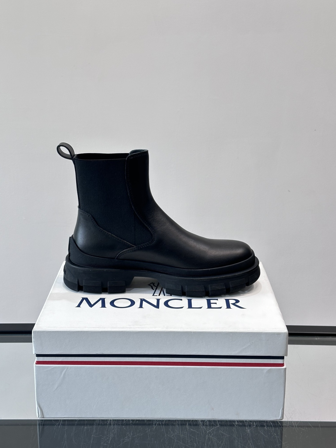 Moncler蒙口秋冬高帮男靴，是个性鲜明的男性单品，采用柔软牛皮制成，户外休闲有范，大底采用TPU+橡