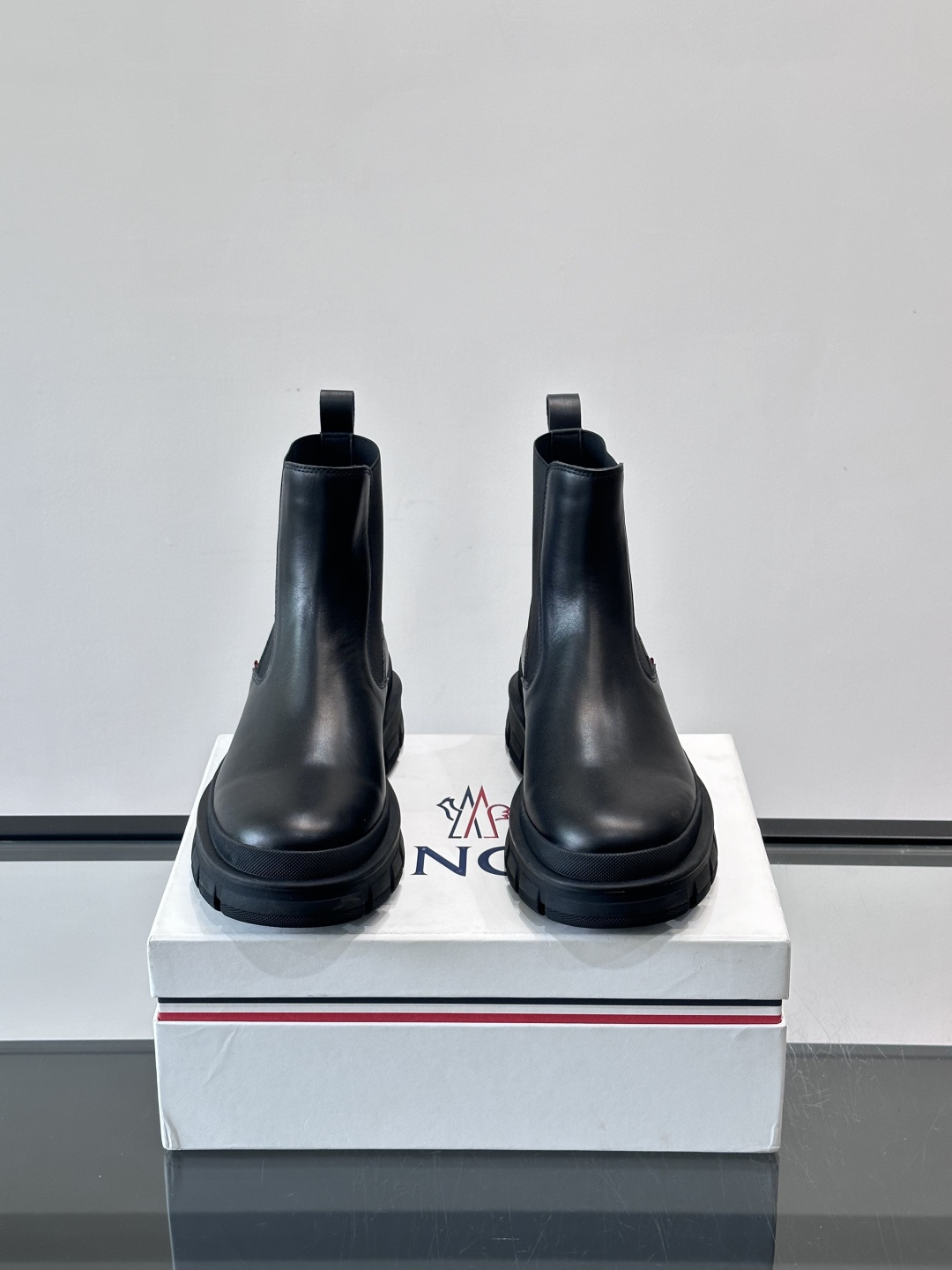 Moncler蒙口秋冬高帮男靴，是个性鲜明的男性单品，采用柔软牛皮制成，户外休闲有范，大底采用TPU+橡