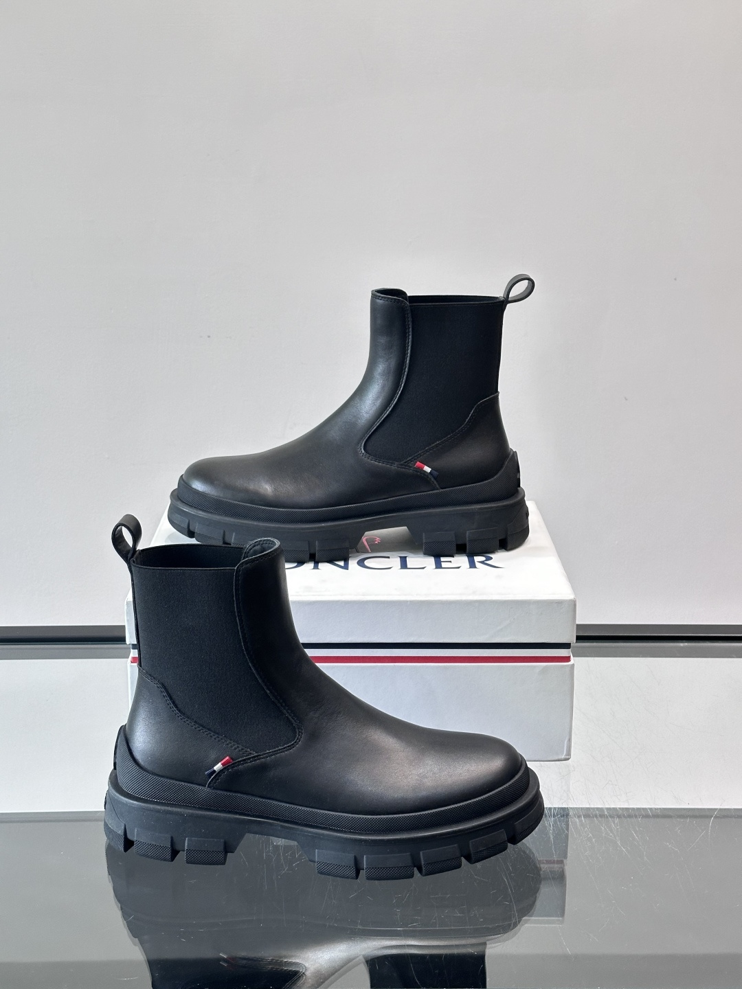 Moncler蒙口秋冬高帮男靴，是个性鲜明的男性单品，采用柔软牛皮制成，户外休闲有范，大底采用TPU+橡