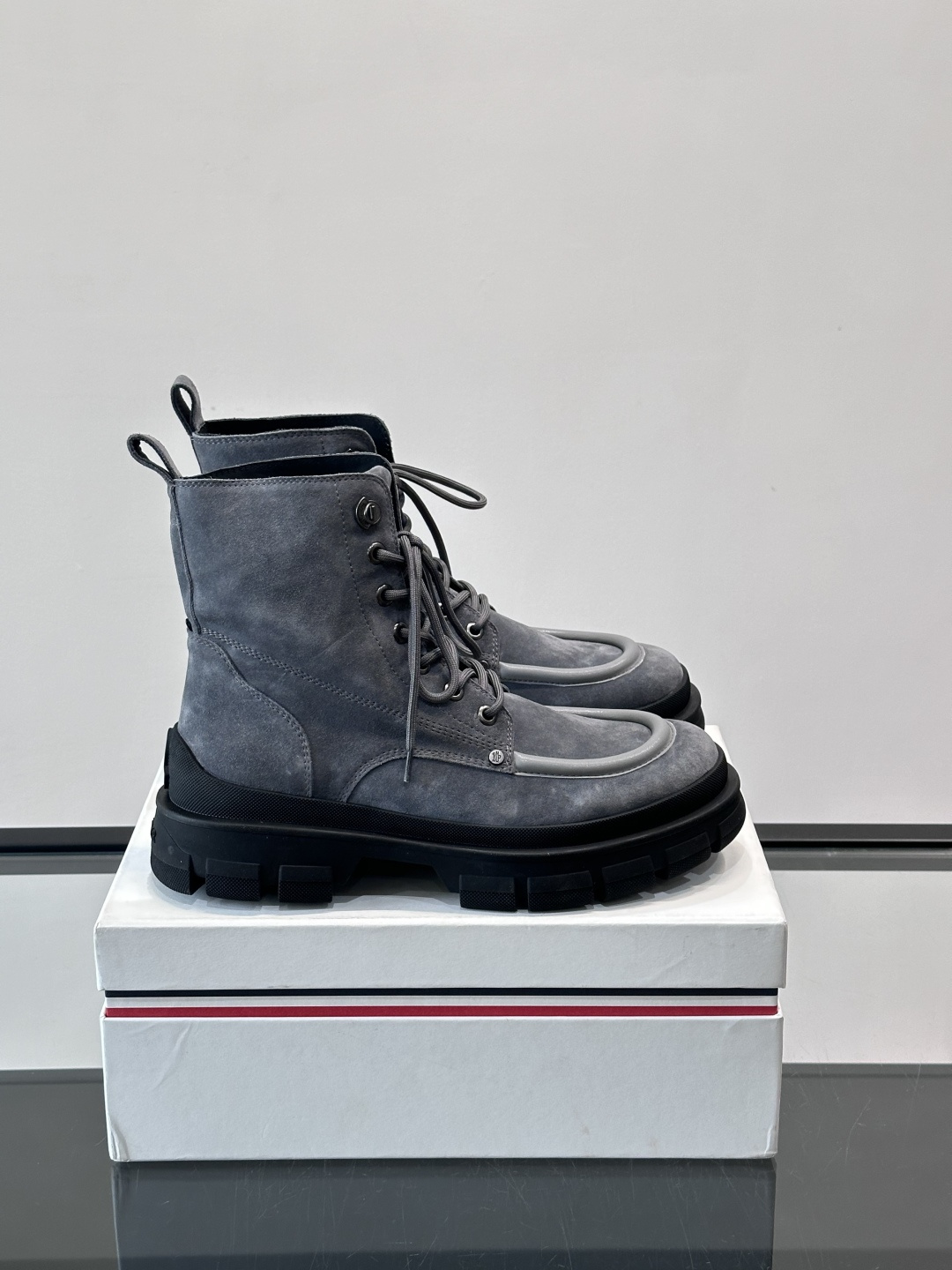 NO:664471,Moncler's autumn and winter high-top men's boots are a distinctive men's item. They are made of soft cowhide and are suitable for outdoor leisure. The outsole is made of TPU+rubber+high-elastic rubber foam, which is highly elastic and wear-resistant, improving comfort!  Size39-44 (customized at 38.45) can be customized with warm fleece, Moncler, boots, cowhide19860909Moncler蒙口秋冬高帮男靴,是个性鲜明的男性单品,采用柔软牛皮制成,户外休闲有范,大底采用TPU+橡胶+高弹橡胶发泡组合成型,具有高弹性高耐磨性,提高舒适性！ Size39-44（38.45定做）可定做保暖毛里,,Moncler,boots,cowhide,Men's shoes
