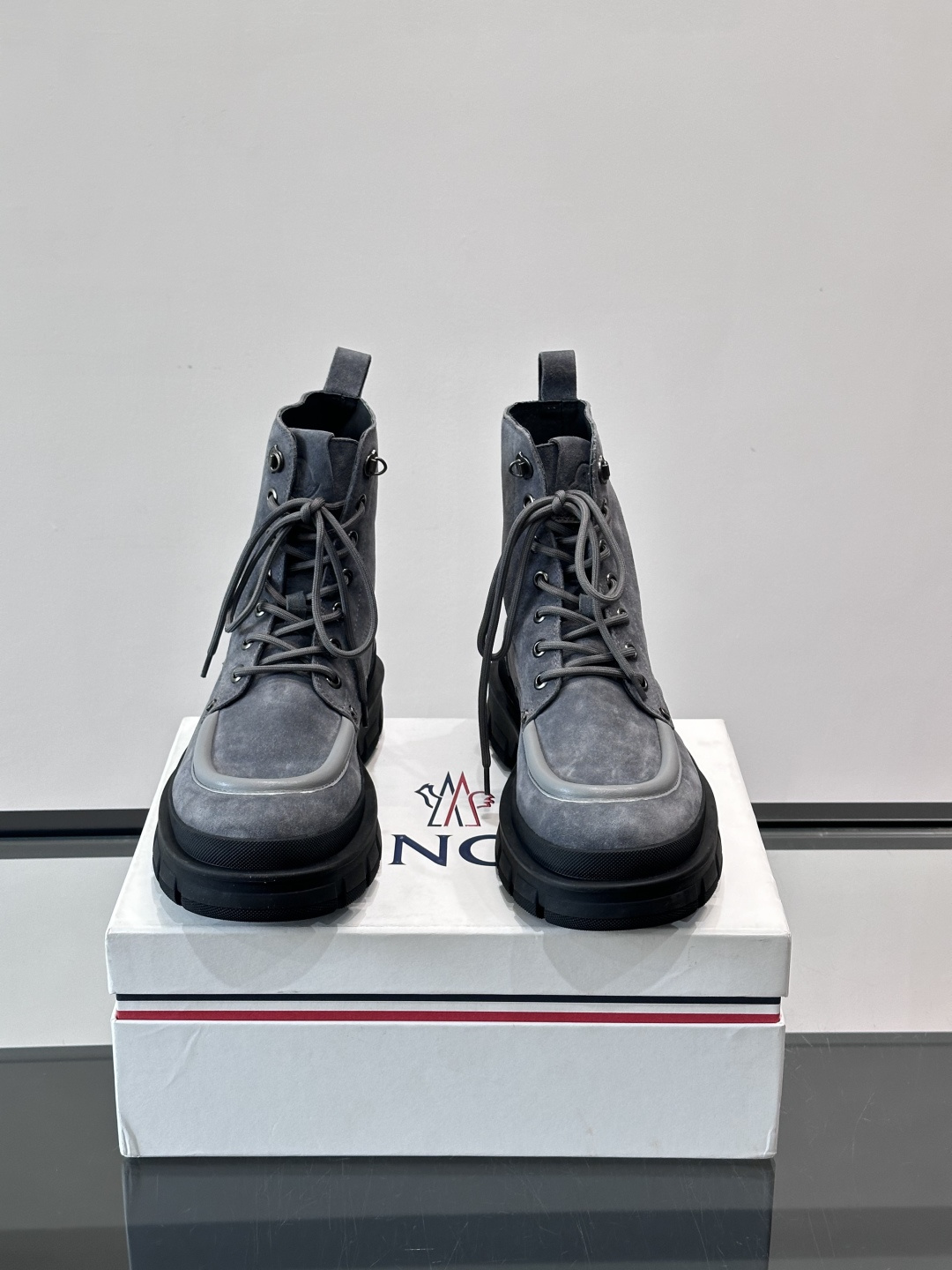 Moncler蒙口秋冬高帮男靴，是个性鲜明的男性单品，采用柔软牛皮制成，户外休闲有范，大底采用TPU+橡