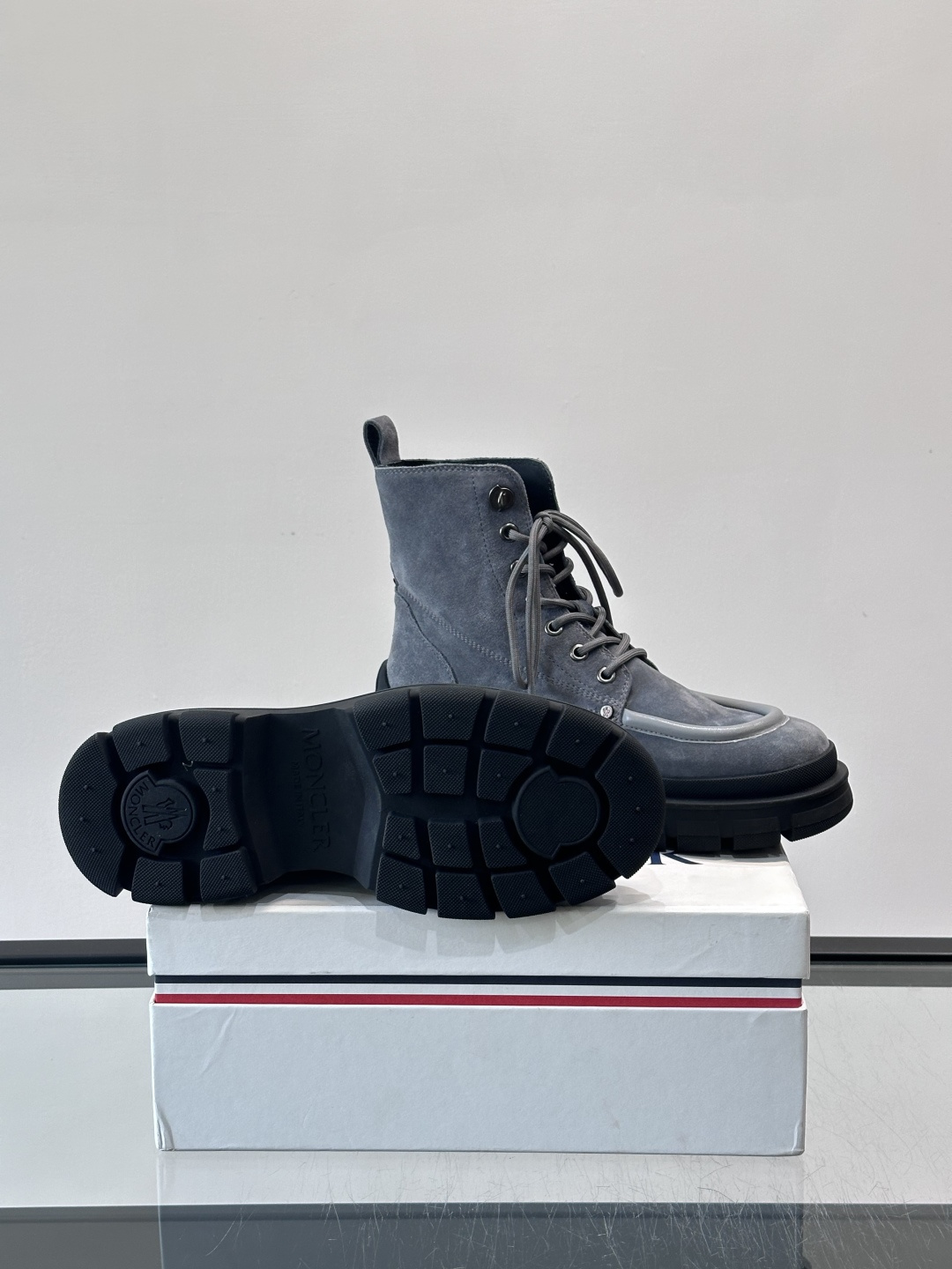 Moncler蒙口秋冬高帮男靴，是个性鲜明的男性单品，采用柔软牛皮制成，户外休闲有范，大底采用TPU+橡