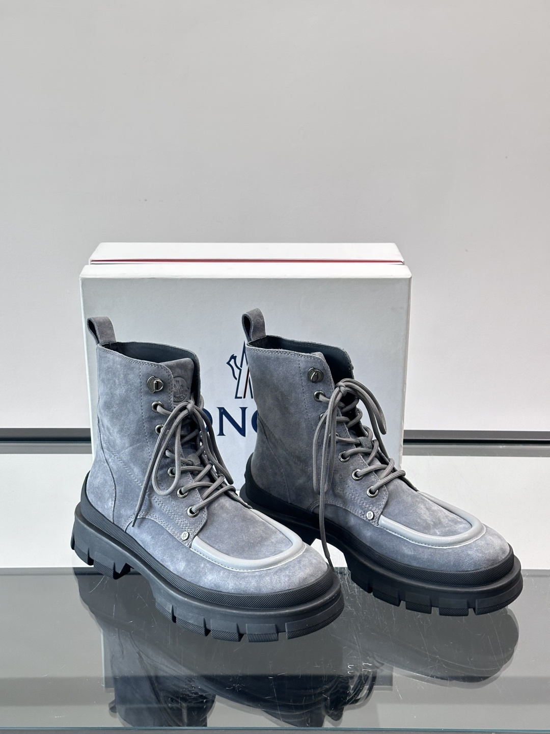 Moncler蒙口秋冬高帮男靴，是个性鲜明的男性单品，采用柔软牛皮制成，户外休闲有范，大底采用TPU+橡