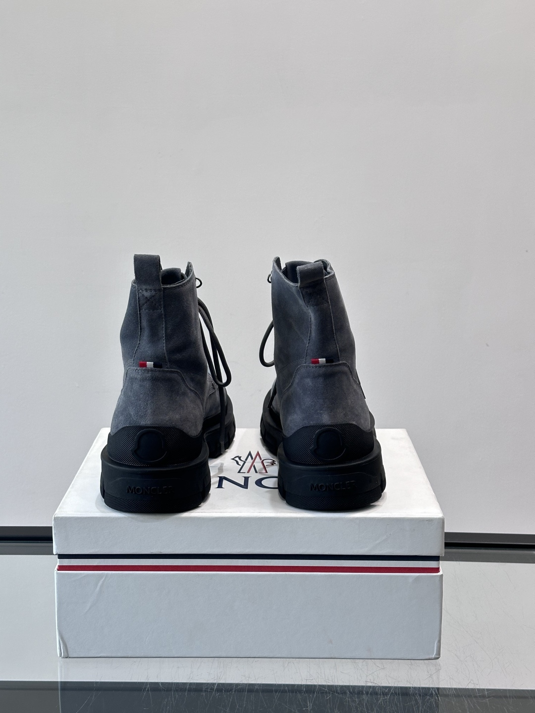 Moncler蒙口秋冬高帮男靴，是个性鲜明的男性单品，采用柔软牛皮制成，户外休闲有范，大底采用TPU+橡