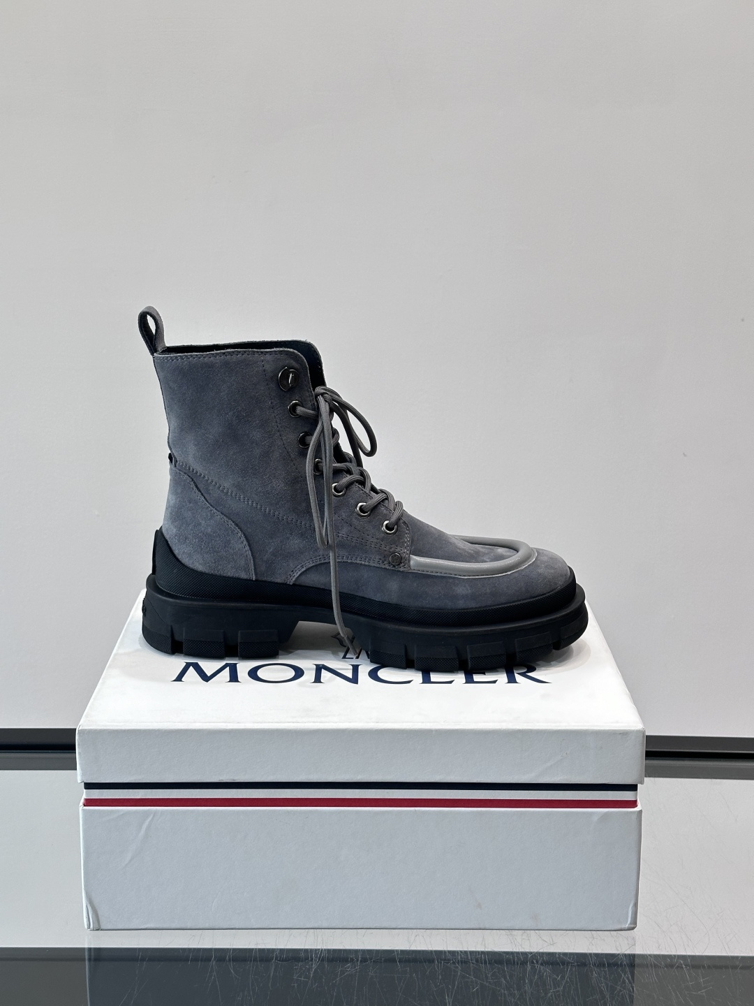 Moncler蒙口秋冬高帮男靴，是个性鲜明的男性单品，采用柔软牛皮制成，户外休闲有范，大底采用TPU+橡