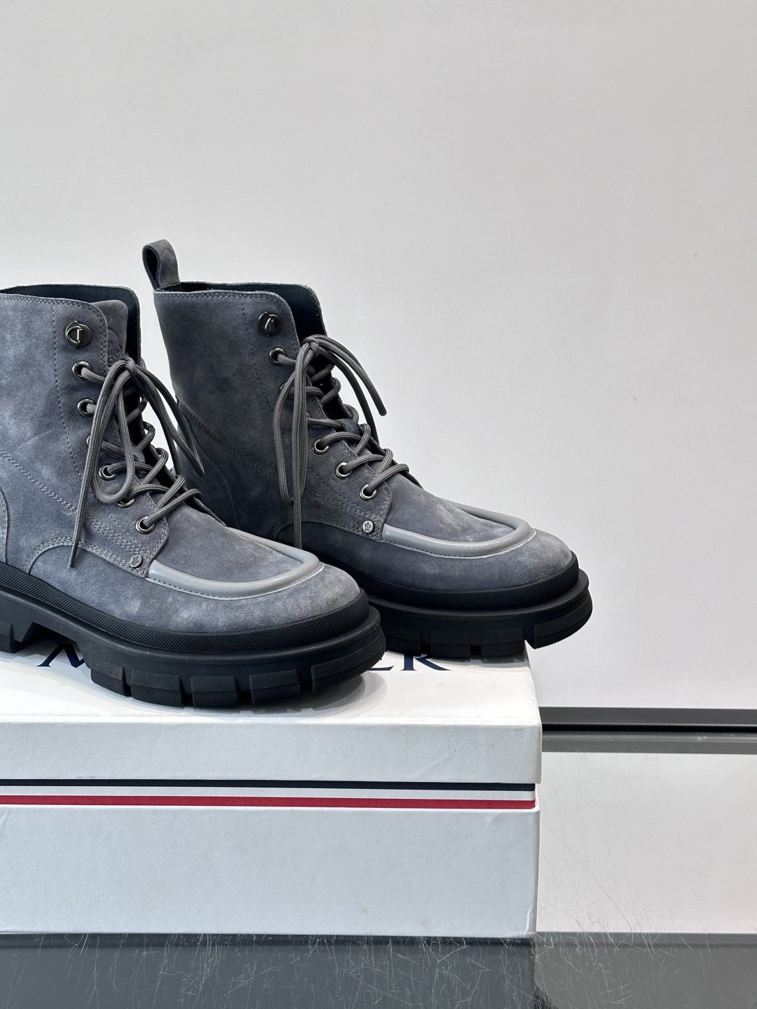 Moncler蒙口秋冬高帮男靴，是个性鲜明的男性单品，采用柔软牛皮制成，户外休闲有范，大底采用TPU+橡