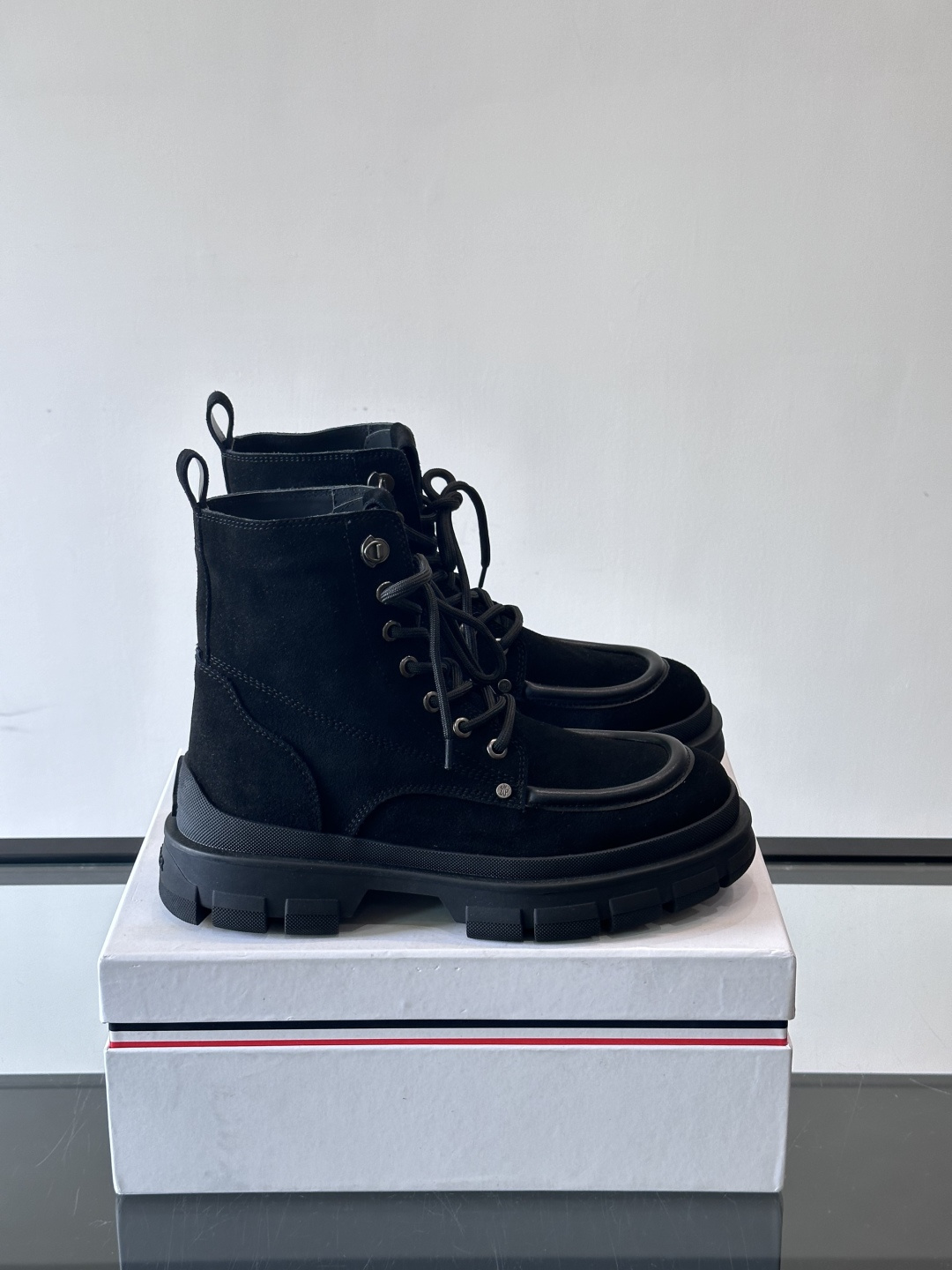 NO:664475,Moncler's autumn and winter high-top men's boots with velvet lining are a distinctive men's item. They are made of soft cowhide and are suitable for outdoor leisure. The outsole is made of TPU+rubber+high-elastic rubber foam, which is highly elastic and wear-resistant, improving comfort!  Size39-44 (customized for 38.45),,Moncler,boots,cowhide19860909Moncler蒙口绒里秋冬高帮男靴,是个性鲜明的男性单品,采用柔软牛皮制成,户外休闲有范,大底采用TPU+橡胶+高弹橡胶发泡组合成型,具有高弹性高耐磨性,提高舒适性！ Size39-44（38.45定做）,,Moncler,boots,cowhide,Men's shoes