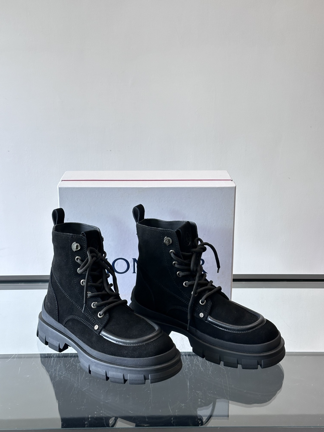 Moncler蒙口绒里秋冬高帮男靴，是个性鲜明的男性单品，采用柔软牛皮制成，户外休闲有范，大底采用TPU