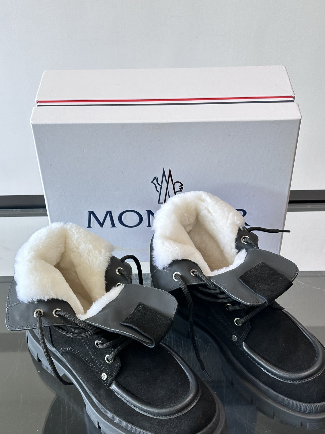 Moncler蒙口绒里秋冬高帮男靴，是个性鲜明的男性单品，采用柔软牛皮制成，户外休闲有范，大底采用TPU