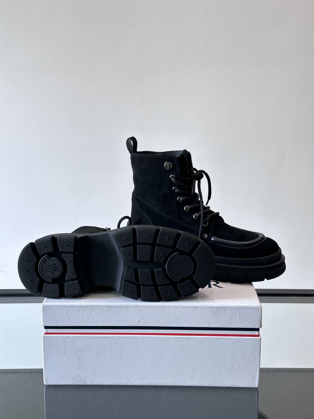 Moncler蒙口绒里秋冬高帮男靴，是个性鲜明的男性单品，采用柔软牛皮制成，户外休闲有范，大底采用TPU