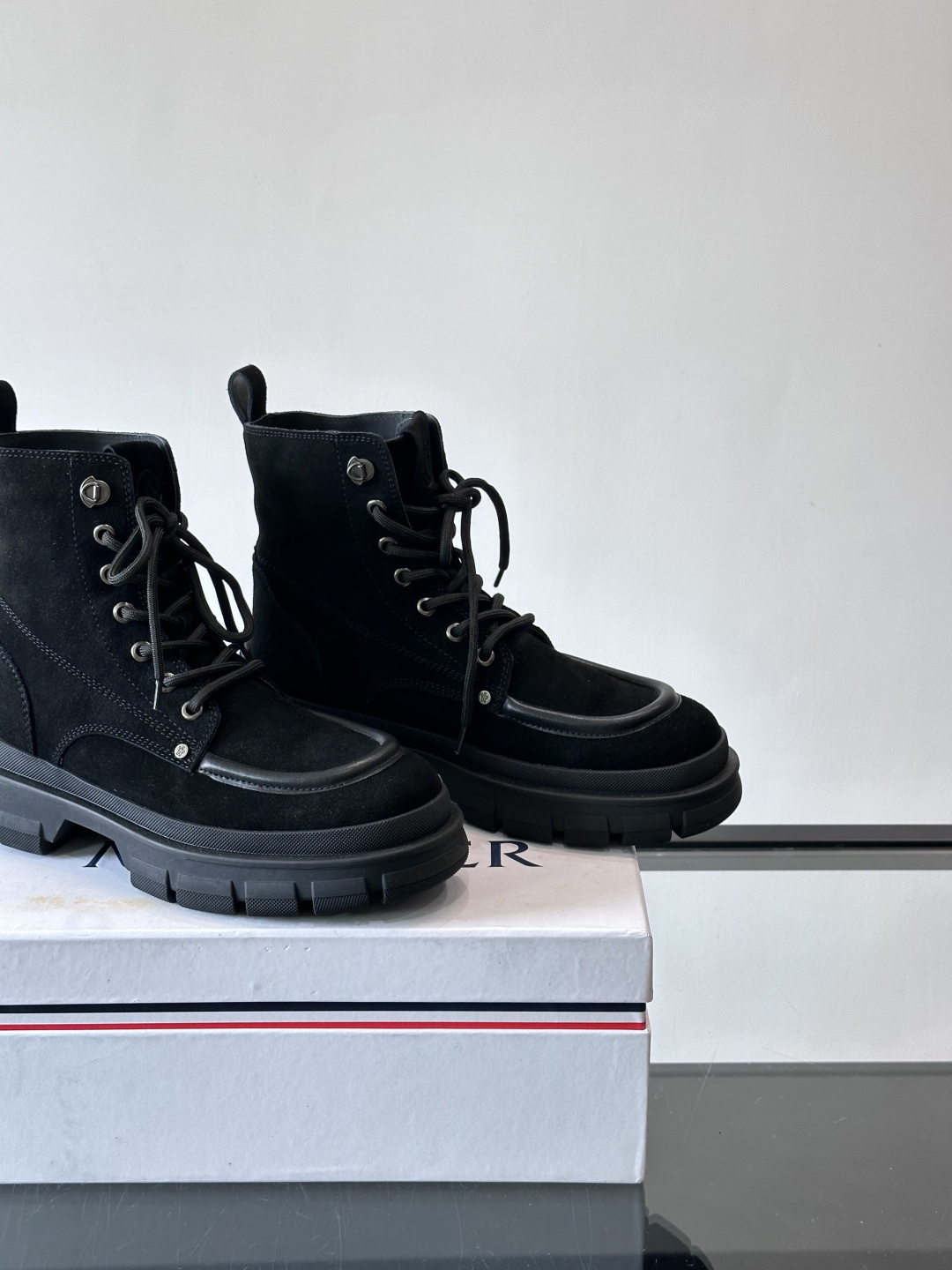 Moncler蒙口绒里秋冬高帮男靴，是个性鲜明的男性单品，采用柔软牛皮制成，户外休闲有范，大底采用TPU