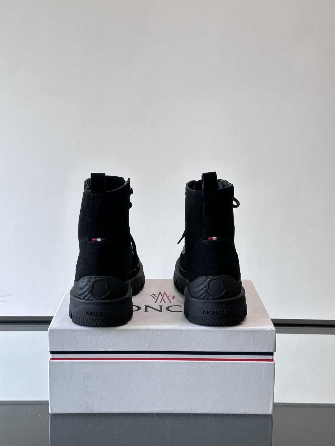 Moncler蒙口绒里秋冬高帮男靴，是个性鲜明的男性单品，采用柔软牛皮制成，户外休闲有范，大底采用TPU