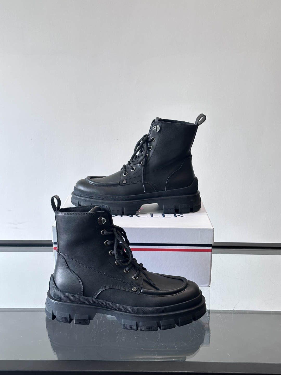 Moncler蒙口秋冬高帮男靴，是个性鲜明的男性单品，采用柔软牛皮制成，户外休闲有范，大底采用TPU+橡