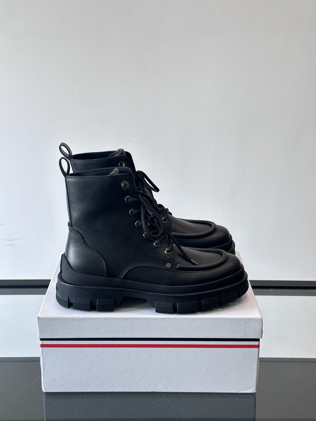 Moncler蒙口秋冬高帮男靴，是个性鲜明的男性单品，采用柔软牛皮制成，户外休闲有范，大底采用TPU+橡