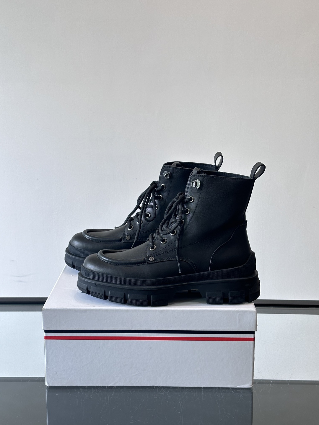 Moncler蒙口秋冬高帮男靴，是个性鲜明的男性单品，采用柔软牛皮制成，户外休闲有范，大底采用TPU+橡
