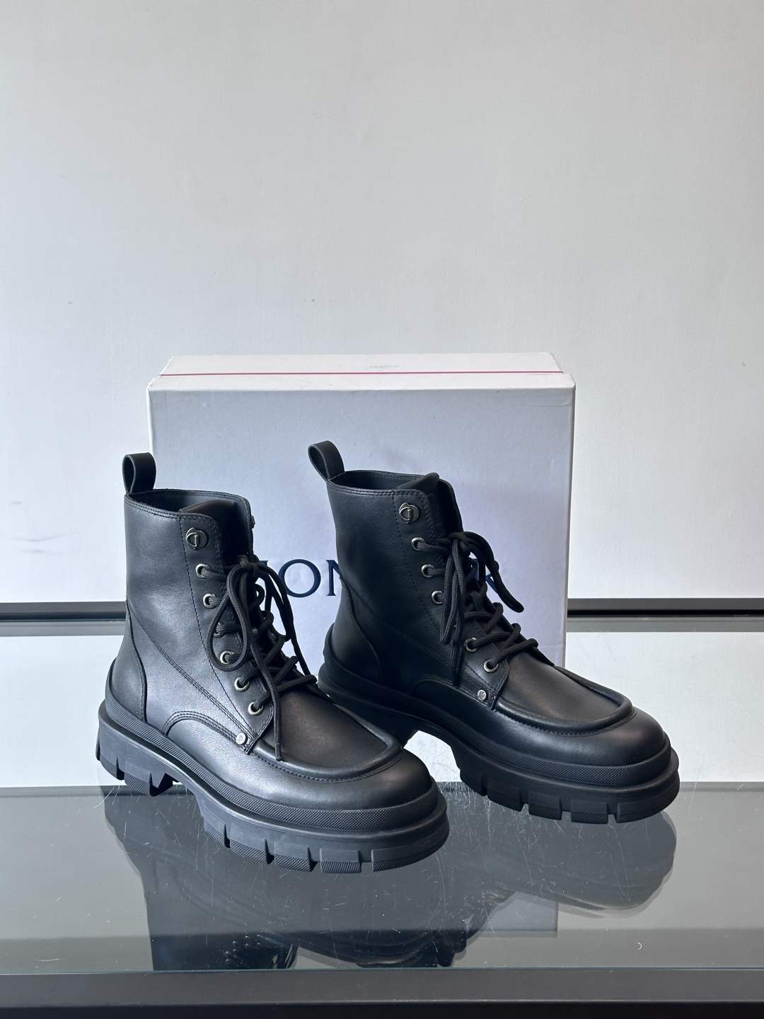 Moncler蒙口秋冬高帮男靴，是个性鲜明的男性单品，采用柔软牛皮制成，户外休闲有范，大底采用TPU+橡