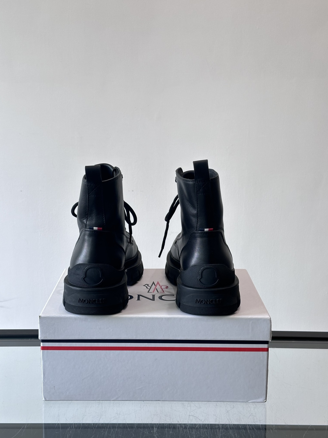 Moncler蒙口秋冬高帮男靴，是个性鲜明的男性单品，采用柔软牛皮制成，户外休闲有范，大底采用TPU+橡
