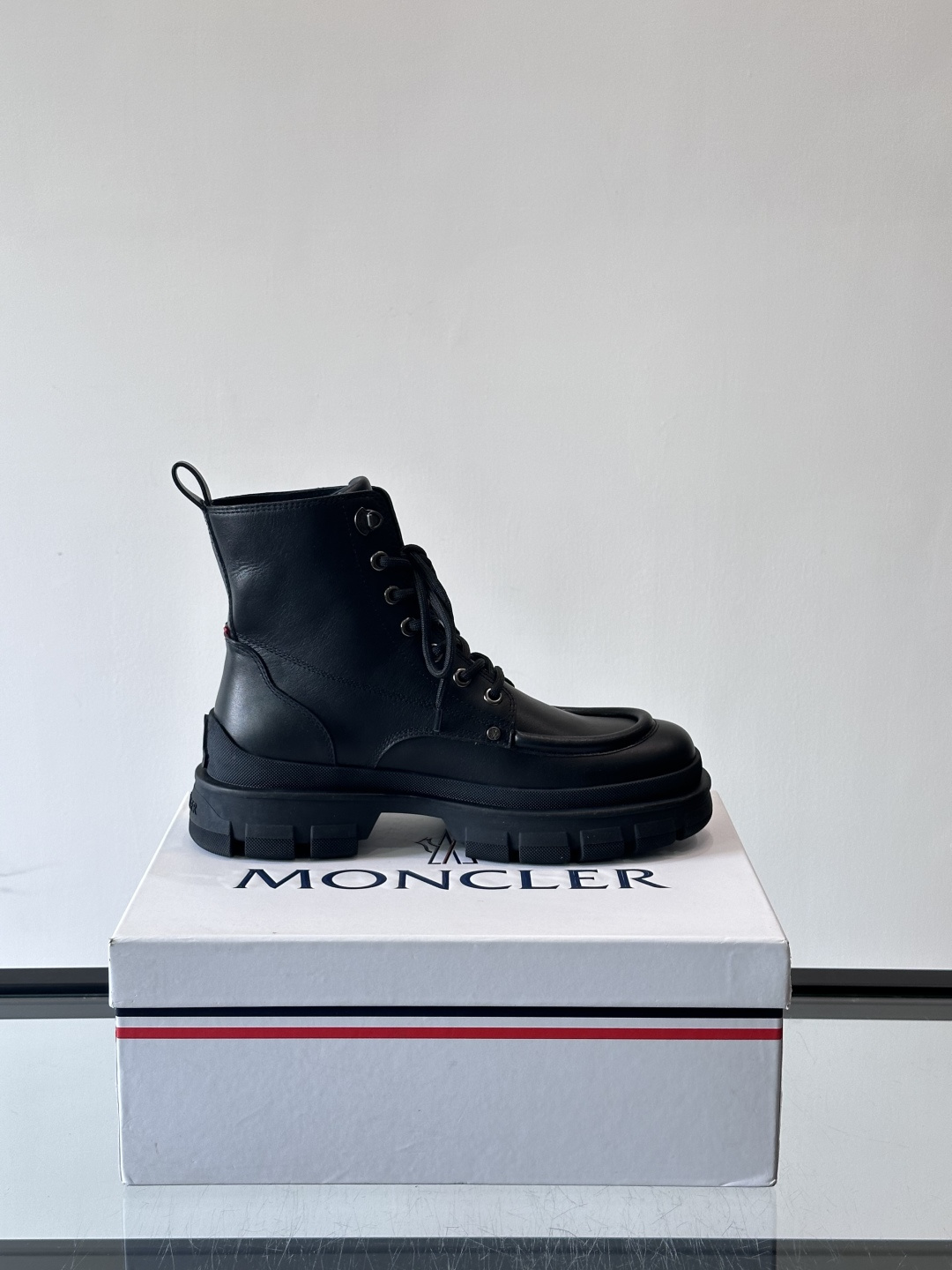 Moncler蒙口秋冬高帮男靴，是个性鲜明的男性单品，采用柔软牛皮制成，户外休闲有范，大底采用TPU+橡