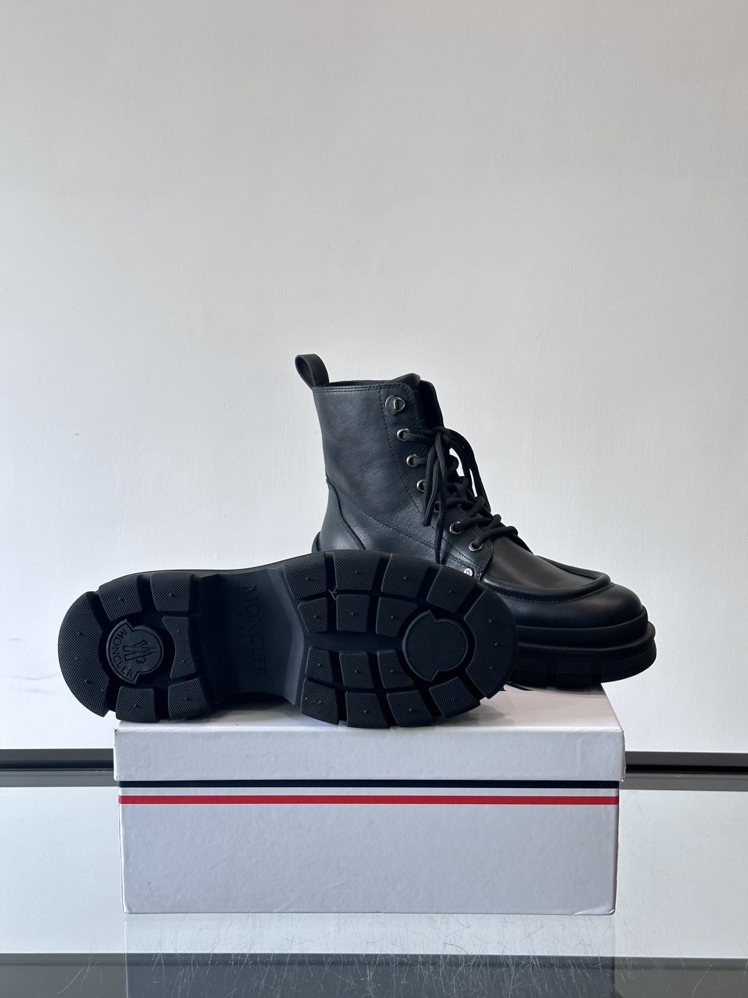 Moncler蒙口秋冬高帮男靴，是个性鲜明的男性单品，采用柔软牛皮制成，户外休闲有范，大底采用TPU+橡