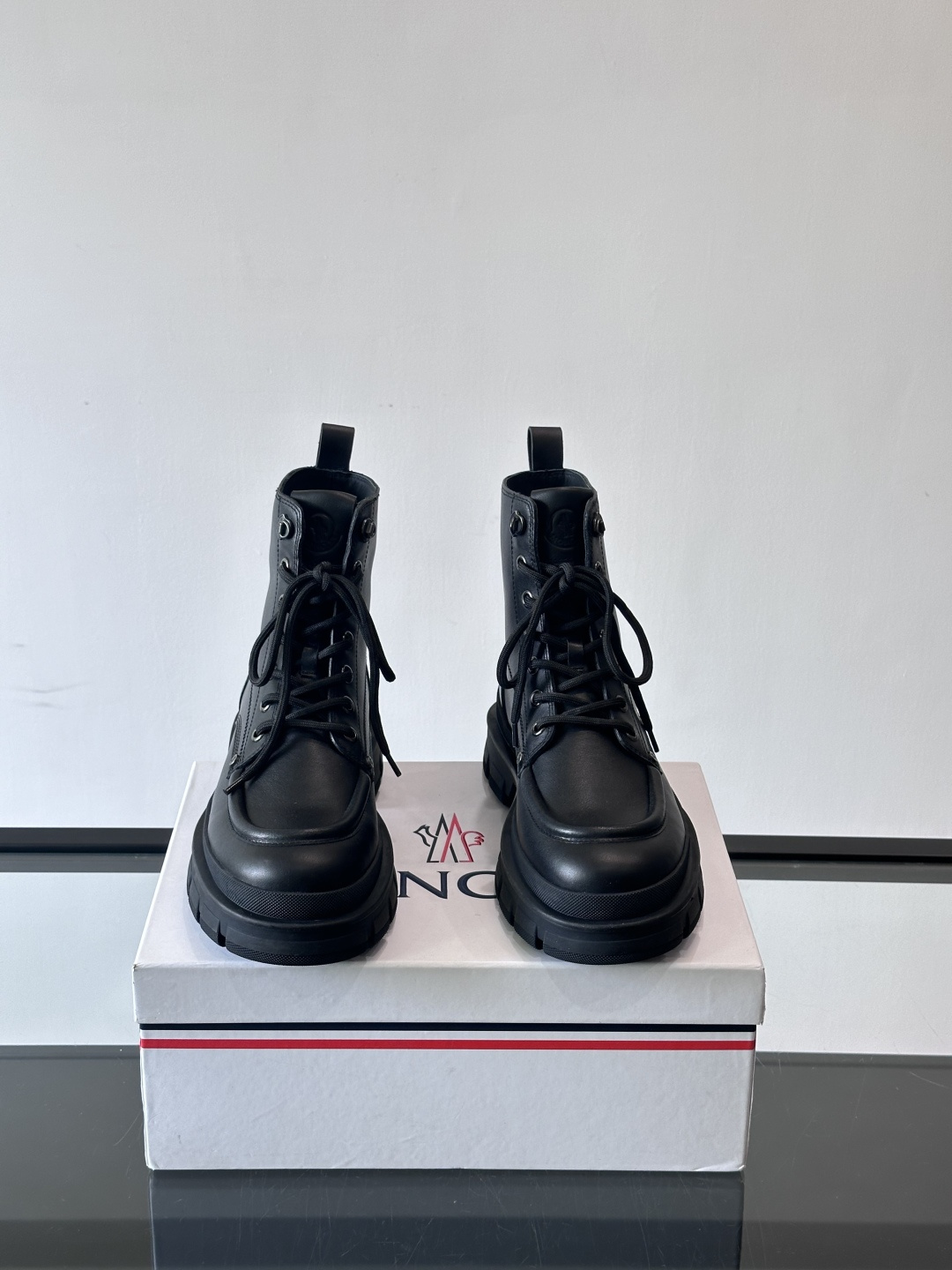 Moncler蒙口秋冬高帮男靴，是个性鲜明的男性单品，采用柔软牛皮制成，户外休闲有范，大底采用TPU+橡