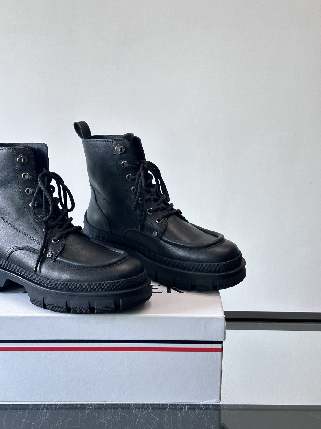 Moncler蒙口秋冬高帮男靴，是个性鲜明的男性单品，采用柔软牛皮制成，户外休闲有范，大底采用TPU+橡