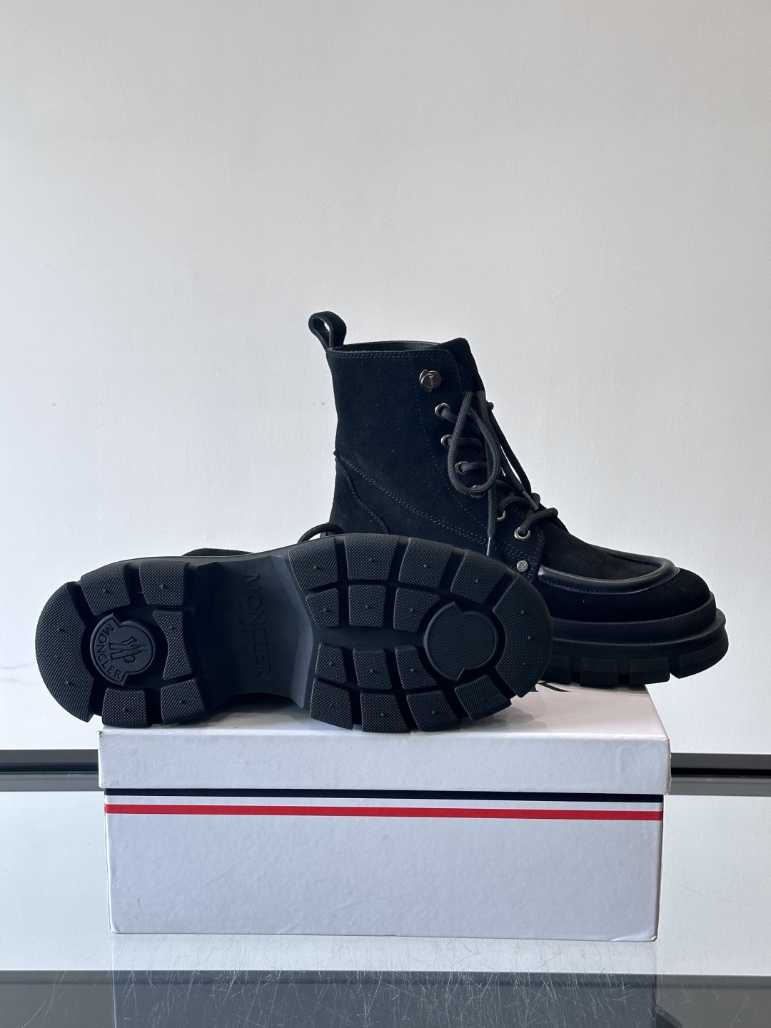 Moncler蒙口秋冬高帮男靴，是个性鲜明的男性单品，采用柔软牛皮制成，户外休闲有范，大底采用TPU+橡